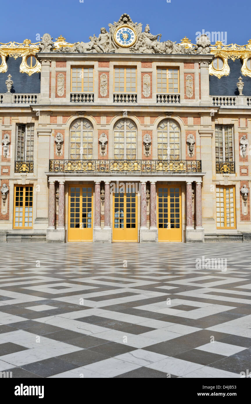 Facciata del palazzo di Versailles, Versailles, Francia. Foto Stock