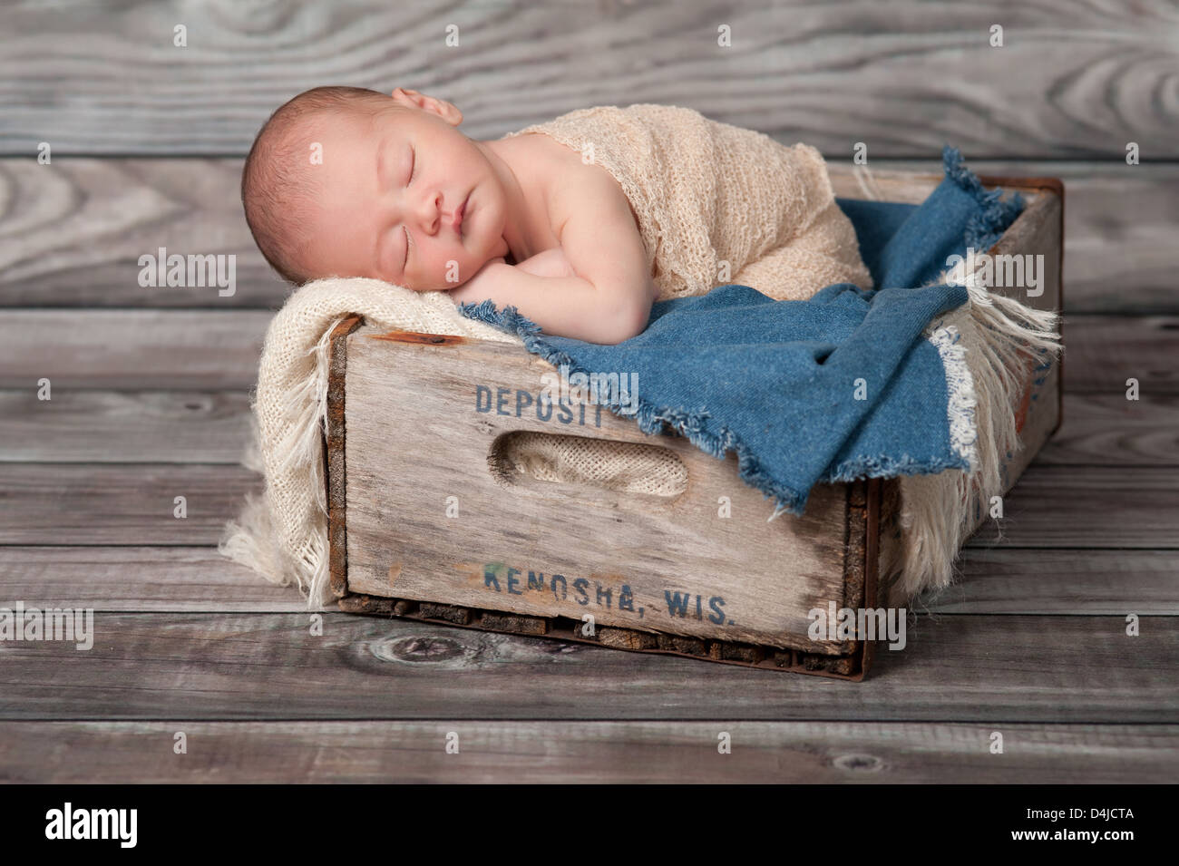 Neonato Bambino addormentato in un Vintage gabbia in legno Foto Stock