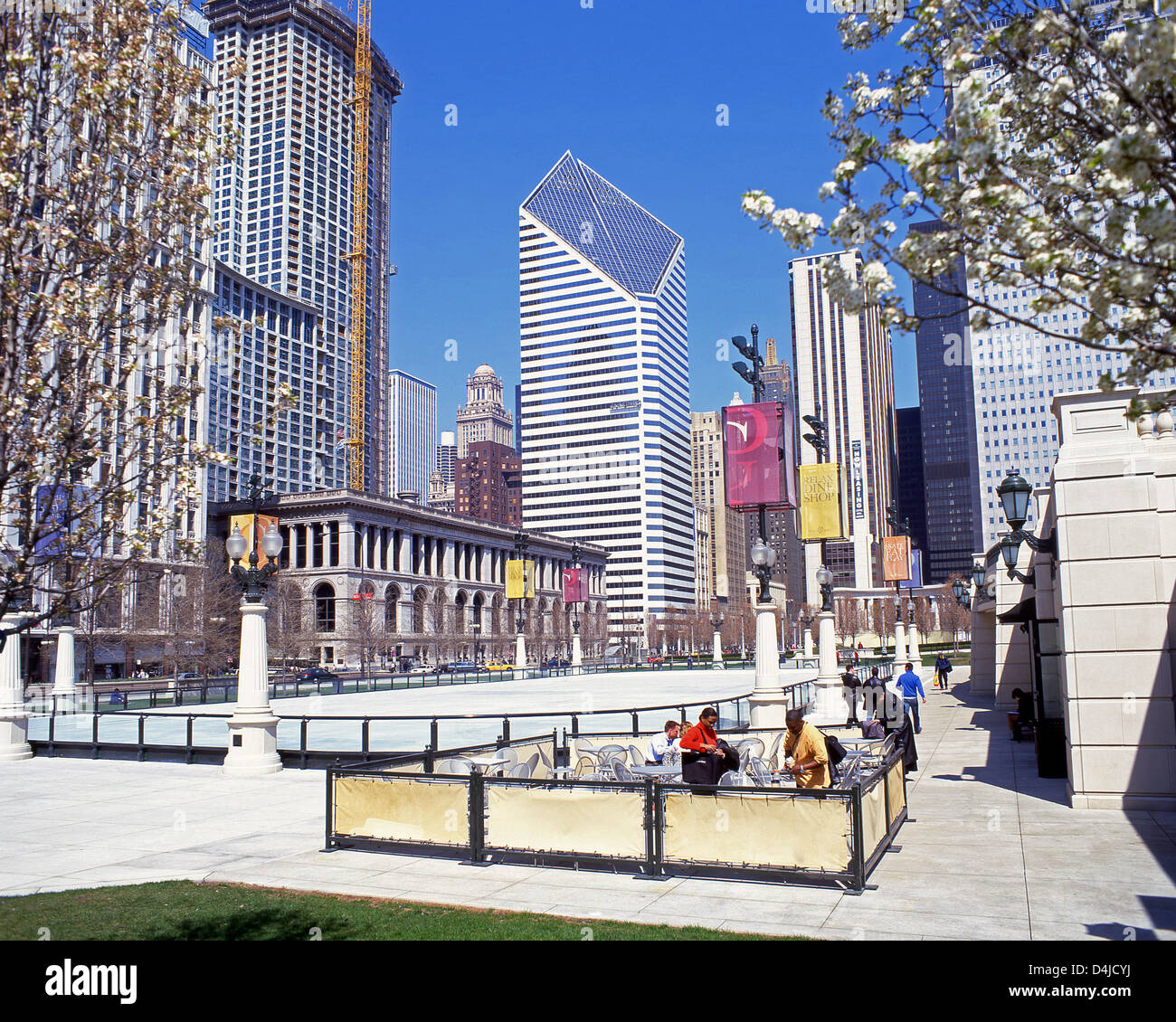 Outdoor cafe in Paseo Prairie giardino, Logan Square, Chicago, Illinois, Stati Uniti d'America Foto Stock