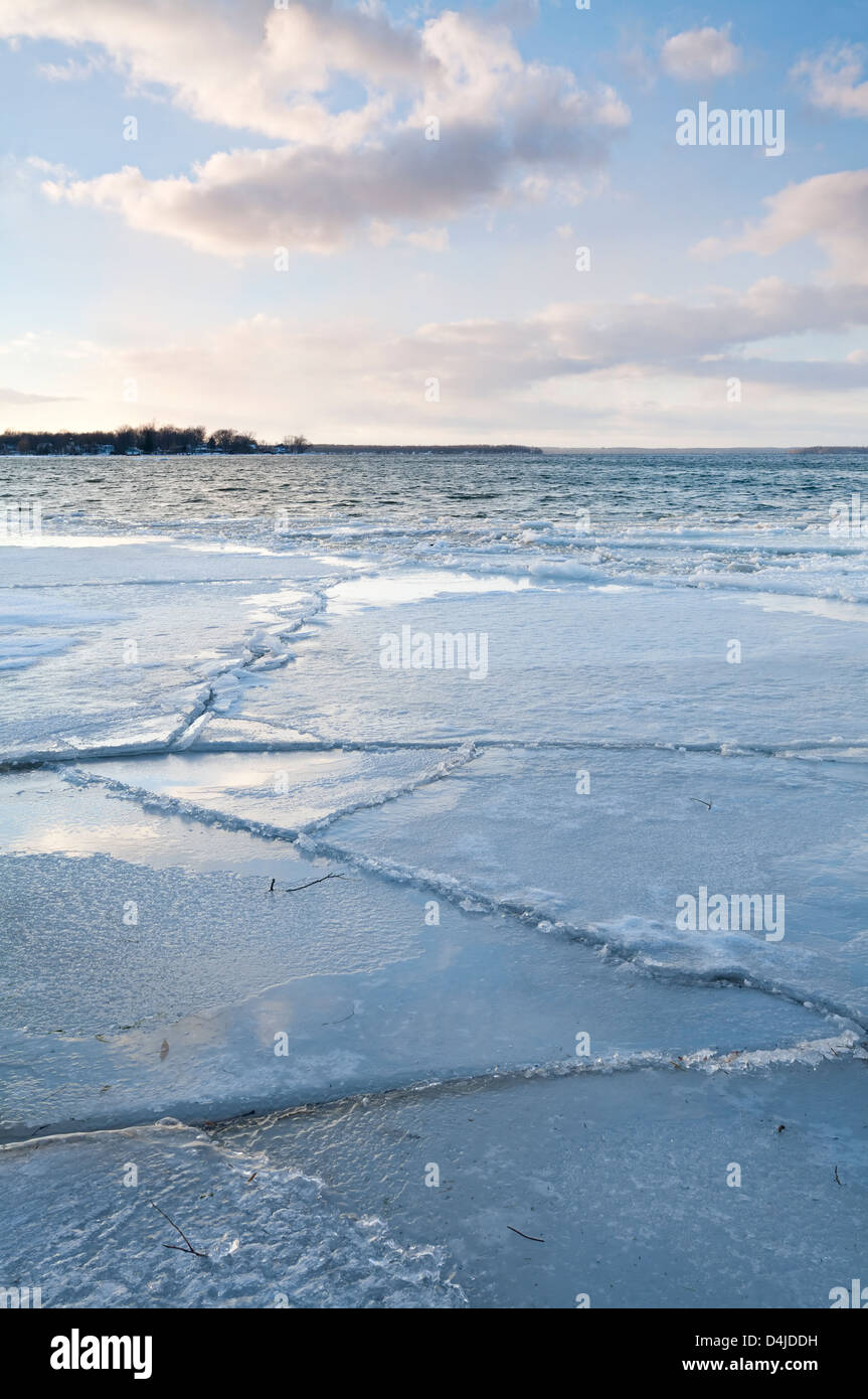 Il ghiaccio galleggia in una parzialmente congelati lago Foto Stock