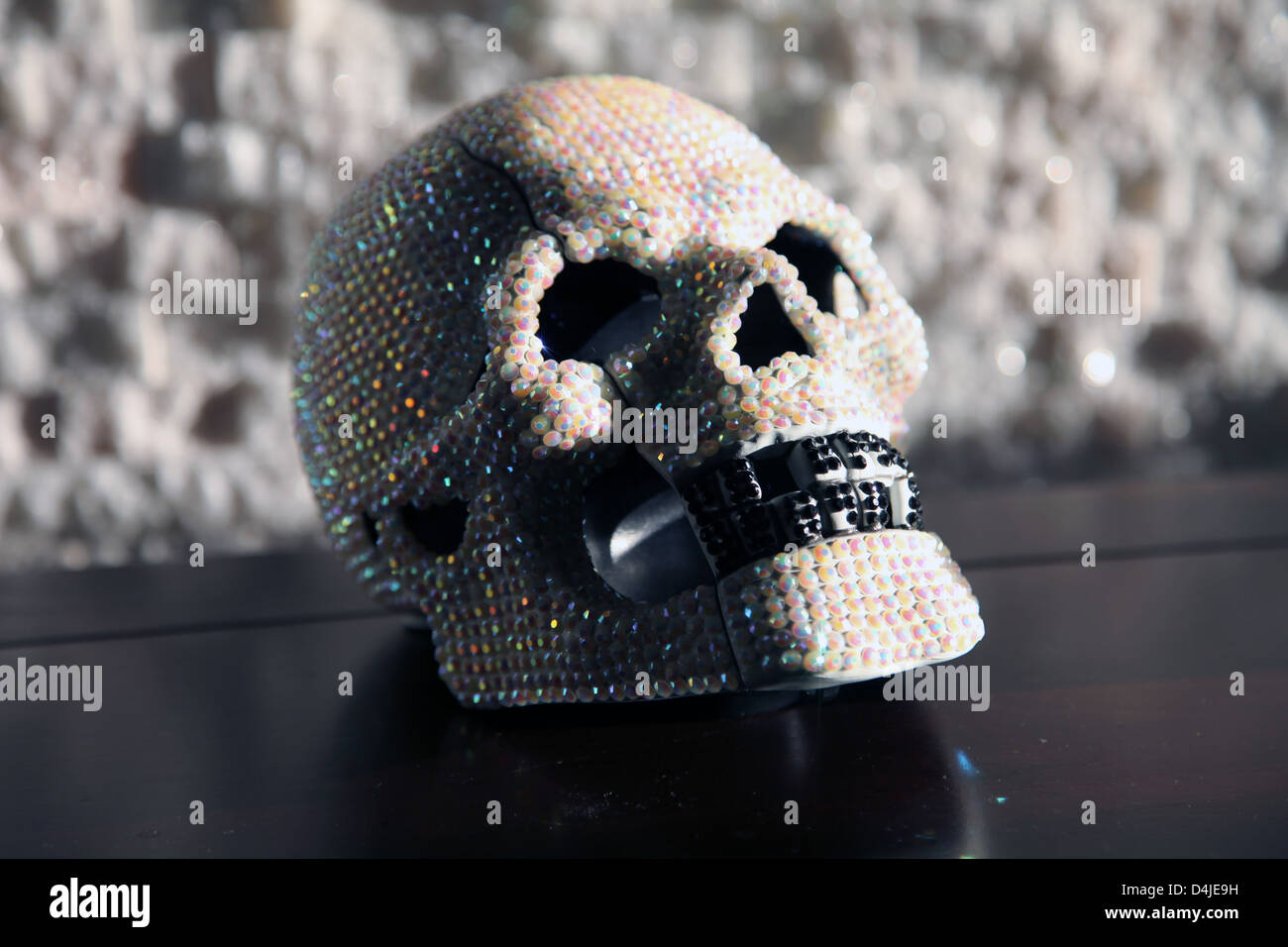 Si tratta di una foto di un cranio o testa di morto che è coperto con perline scintillanti cristalli o granuli. Si tratta di Shiny Foto Stock