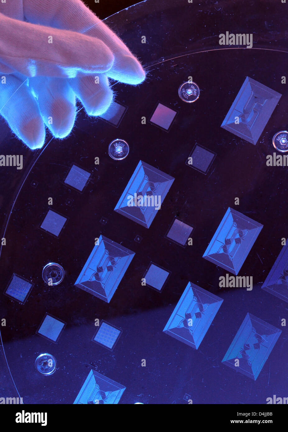 La foto mostra un cosiddetto Mini Laboratorio, delle dimensioni di un francobollo, sviluppato in un nuovo hot stamping processo mediante Jenoptik?s sistemi ottici di ramo in Jena, Germania, 12 febbraio 2009. Migliori strutture del nanometro spettro possono essere efficienti in termini di costo prodotte con questa nuova tecnologia. Tale ottica microstrutturata componenti sono per esempio utilizzati per la diagnosi medica o agente di ricerca. Pho Foto Stock