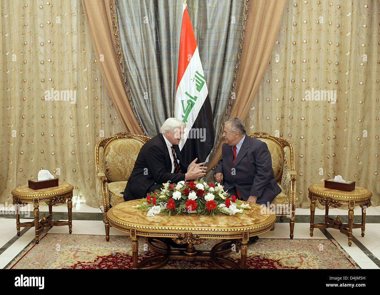 Il Ministro degli esteri tedesco Frank-Walter Steinmeier (L) si incontra con il presidente iracheno Jalal Talabani (R) a Baghdad, Iraq, 17 febbraio 2009. Signor Steinmeier sono arrivati a Baghdad per la prima visita di un ministro degli esteri tedesco ha dato che gli Stati Uniti-led invasione del 2003, che oppone Berlino. Foto: THOMAS KOEHLER Foto Stock