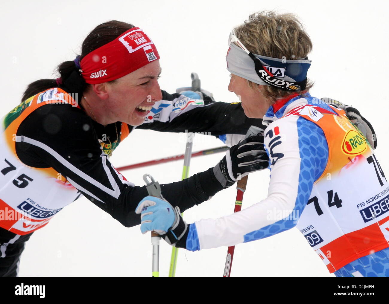 Il polacco fondista Justyna Kowalczyk (L) abbracci collega italiano Marianna Longa dopo le donne?s 10km per lo sci di fondo a concorrenza dei Campionati Mondiali di Sci Nordico a Liberec, Repubblica ceca, 19 febbraio 2009. Kowalczyk finito terzo, Longa è finito in seconda. Dei Campionati Mondiali di Sci Nordico avvenire fino al 01 marzo. Foto: KAY NIETFELD Foto Stock