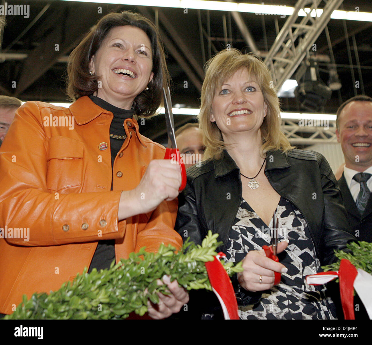 Il Ministro tedesco dell'agricoltura Ilse Aigner (L) e la sua controparte dalla Danimarca, Eva Kjer Hansen, aprire la organica annuale fiera BioFach ?? In Nuremberg, Germania, 19 febbraio 2009. Alcuni 2720 espositori presentano i più recenti prodotti biologici durante il BioFach e annessi cosmetici commercio equo ?Vivaness?. Fino a 46.000 visitatori sono attesi per prendere parte al mondiale?s il più grande commercio f Foto Stock