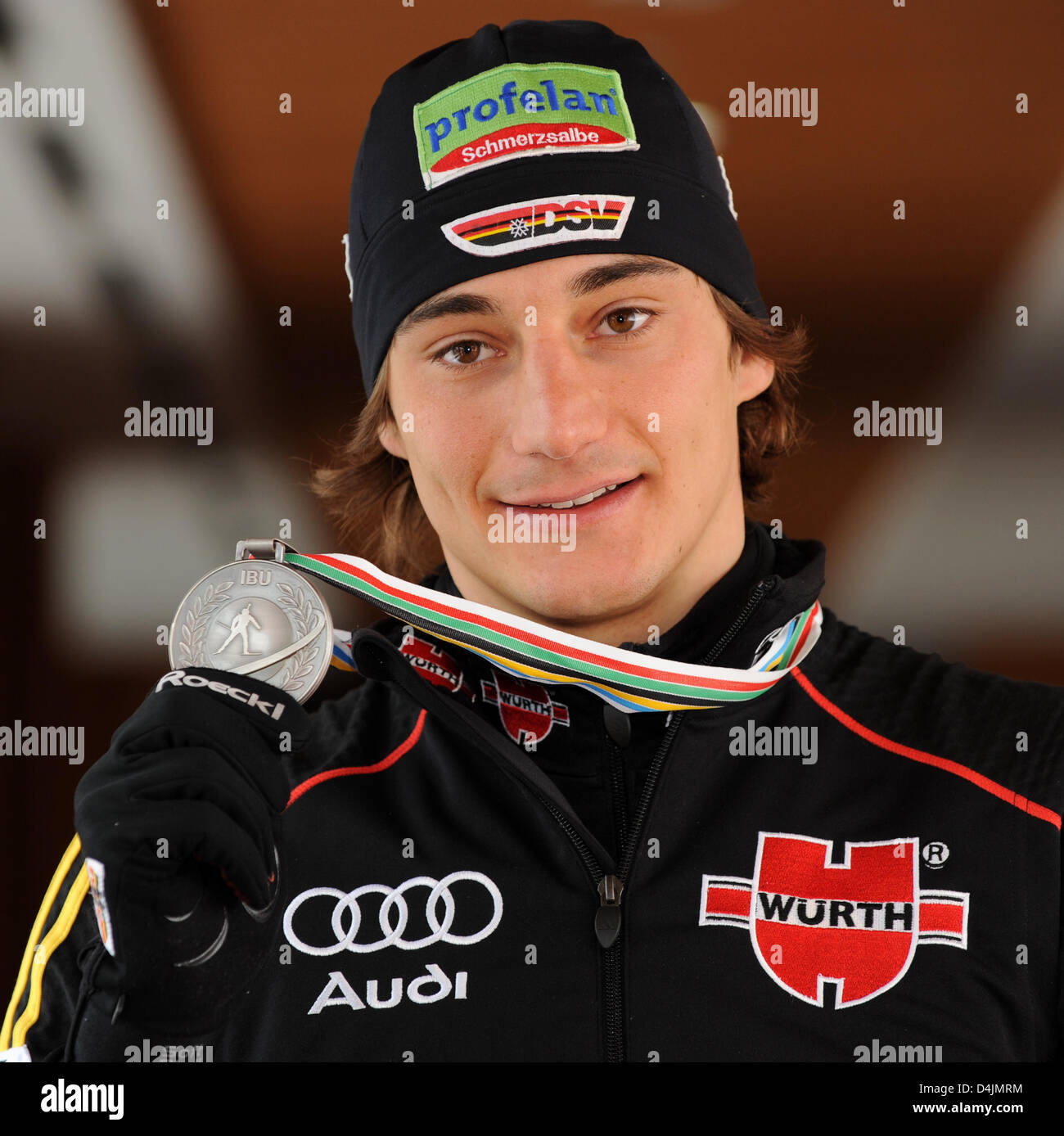 Germania?s Christoph Stephan mostra la sua medaglia d'argento ai Campionati Mondiali di Biathlon in Pyeongchang, Repubblica di Corea, il 20 febbraio 2009. Foto: Martin Schutt Foto Stock