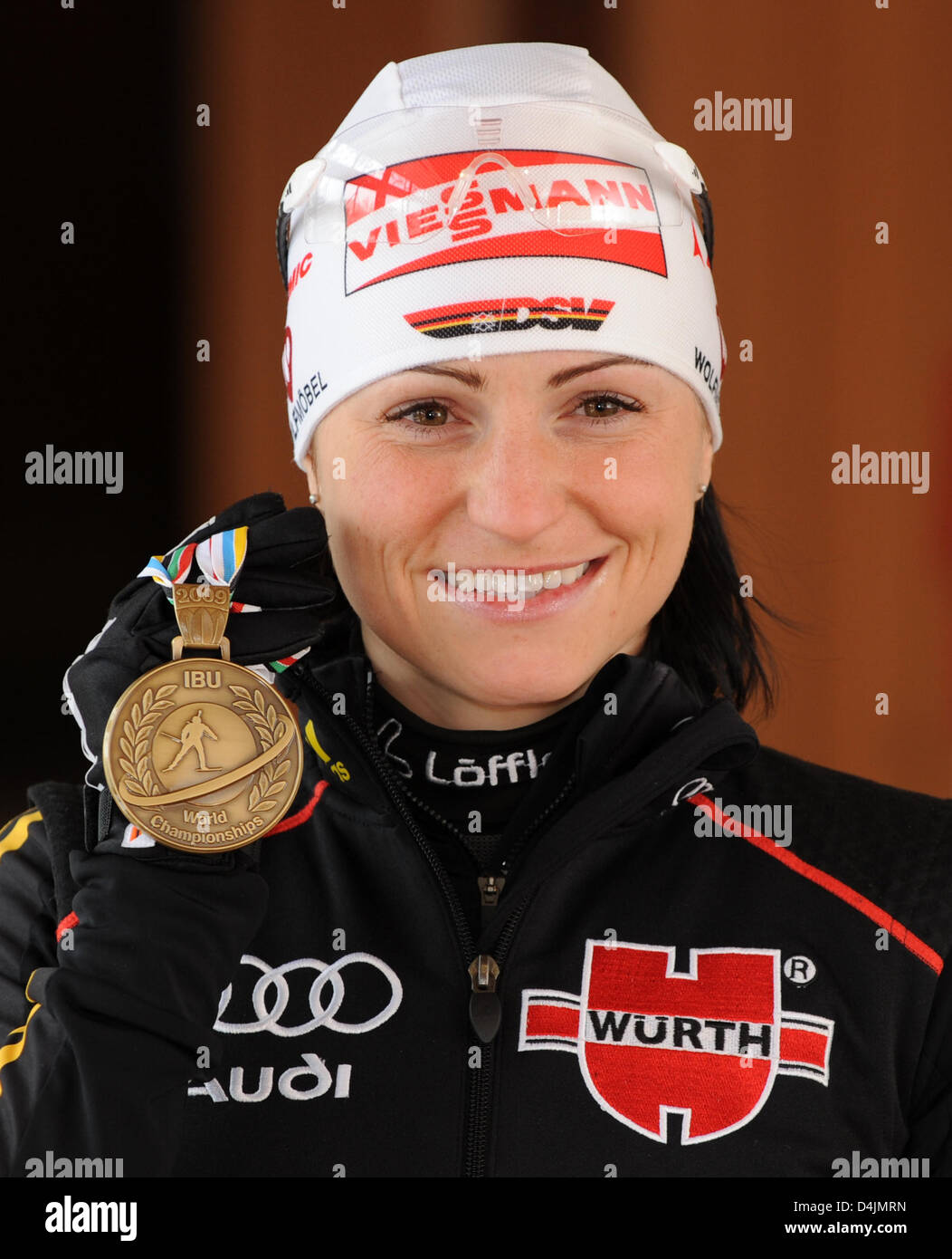 Germania?s Andrea Henkel mostra la sua medaglia di bronzo ai Campionati Mondiali di Biathlon in Pyeongchang, Repubblica di Corea, il 20 febbraio 2009. Foto: Martin Schutt Foto Stock