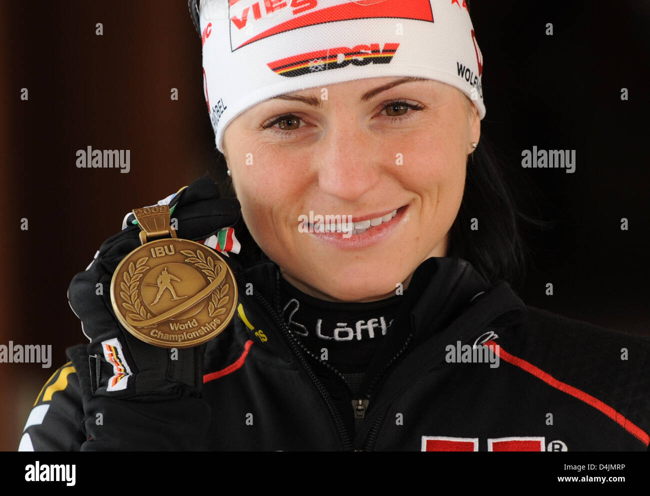 Germania?s Andrea Henkel mostra la sua medaglia di bronzo ai Campionati Mondiali di Biathlon in Pyeongchang, Repubblica di Corea, il 20 febbraio 2009. Foto: Martin Schutt Foto Stock