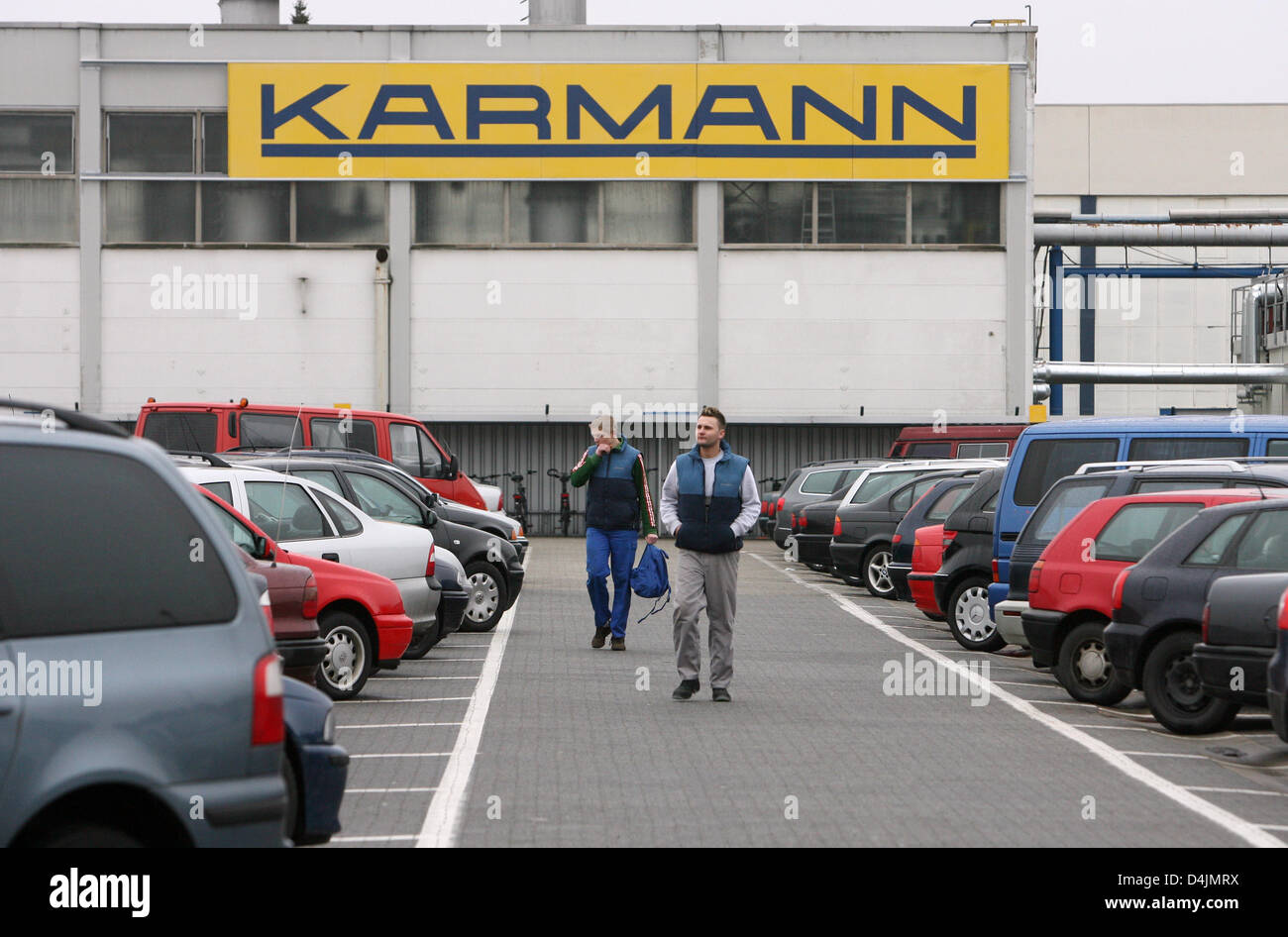 I dipendenti del produttore di automobili Karmann lasciare la sede della società e a piedi attraverso il parcheggio in Rheine, Germania, 20 febbraio 2009. L'ultima vettura del tipo Audi A4 Cabriolet sarà prodotta su Venerdì, 20 febbraio 2009. La società ora abbandona il sito di produzione dopo 43 anni. Un piano sociale che deve ancora essere concordato a Osnabrück, la società?s sede, ha Foto Stock