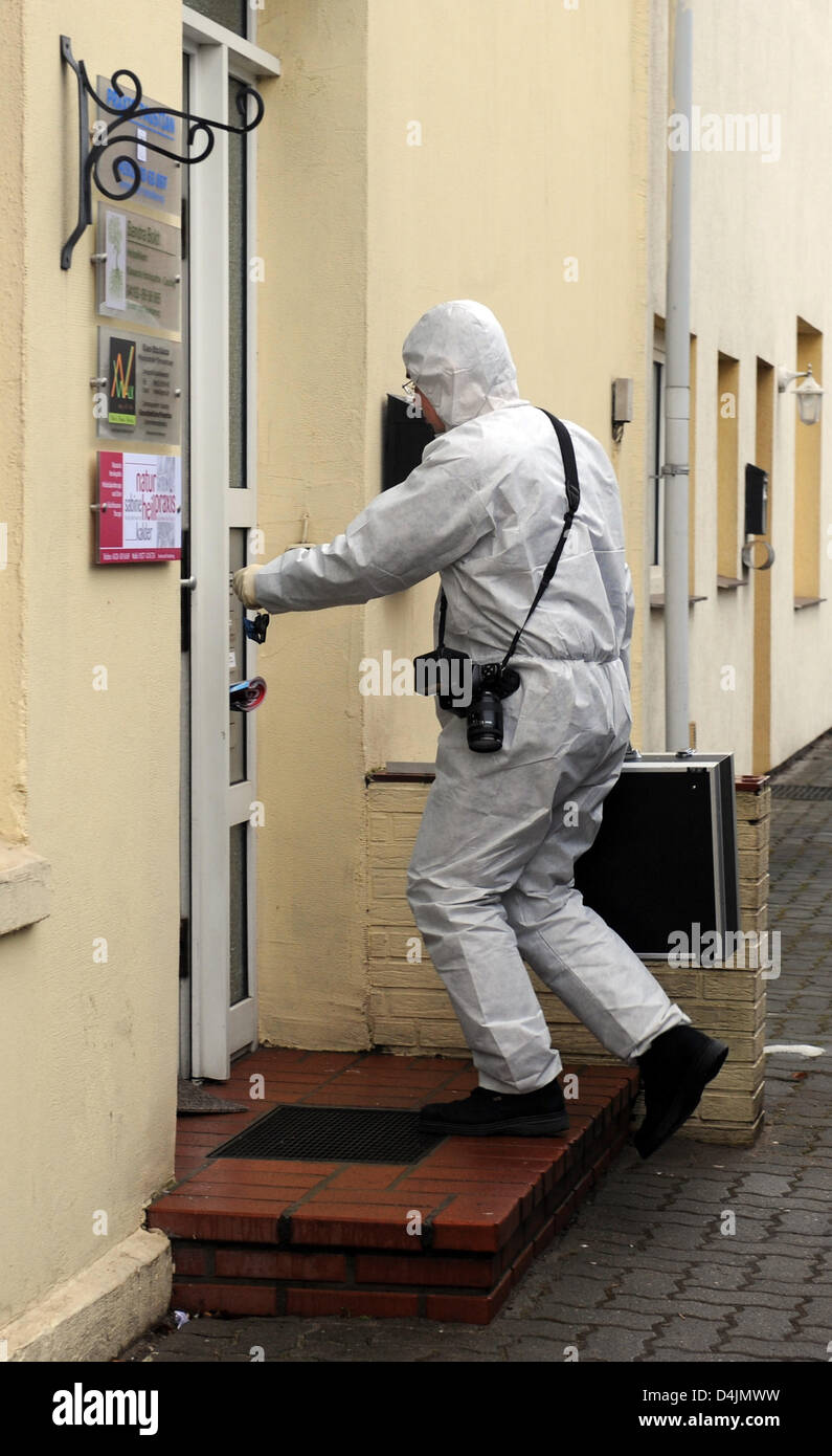 Un membro del personale dell'unità forensical entra in una casa di quattro cadaveri sono stati trovati in Bad Bramstedt, Germania, 20 febbraio 2009. La polizia aveva scoperto i cadaveri di una coppia, loro dodicenne figlia e undici-anno-vecchio figlio il 19 febbraio. Un portavoce di Kiel?s Procuratore?s dice Ufficio stampa tedesca DPA Agenzia ?è chiaramente un suicidio esteso.? Foto: MARCUS BRANDT Foto Stock