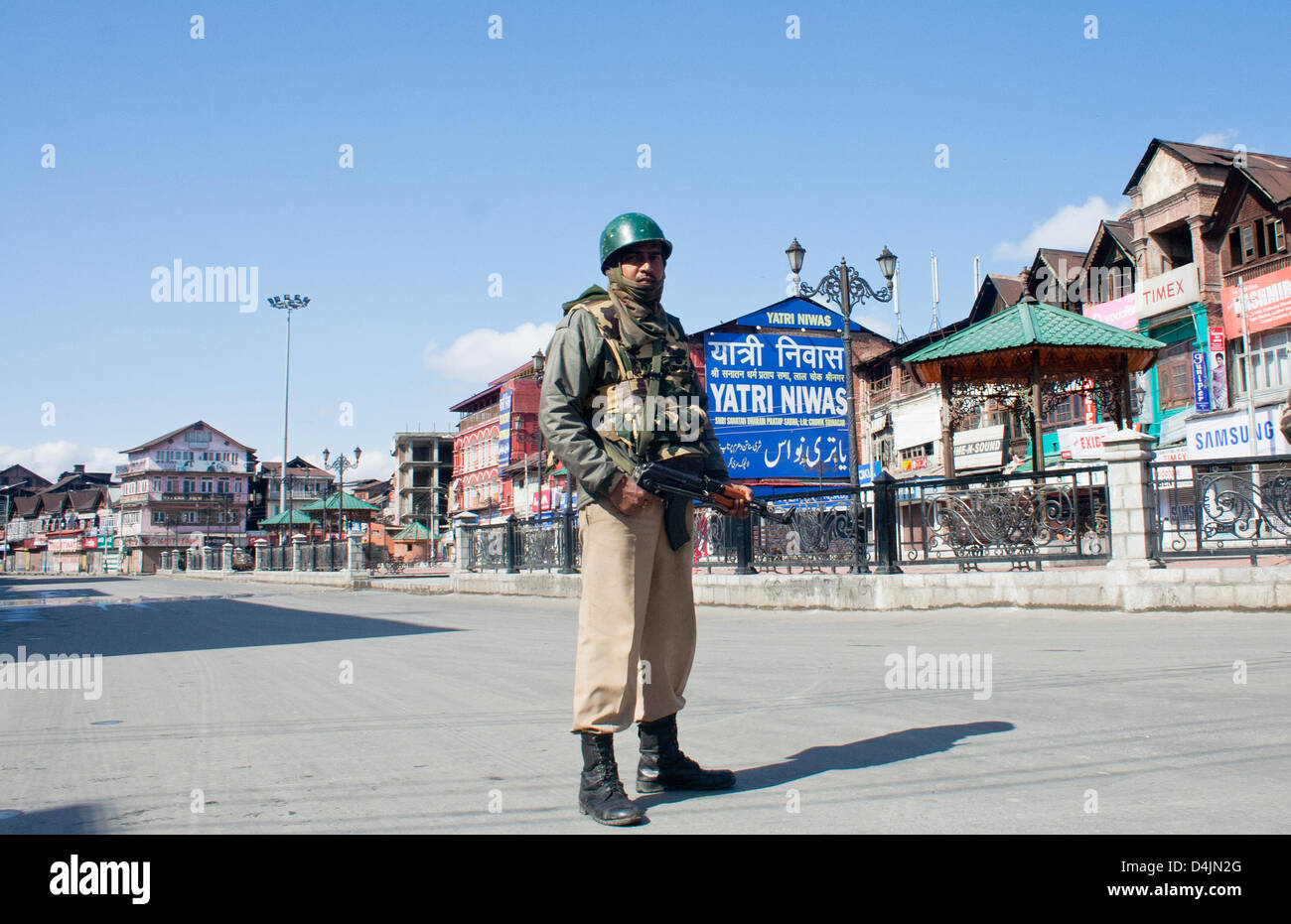 Srinagar, Indiano Kashmir amministrato. Il 15 marzo 2013. Un indiano di paramilitari soldato di guardia si erge nel centro della città durante un coprifuoco imposto al secondo giorno consecutivo , a Srinagar la capitale estiva di Indiano Kashmir amministrato, India. Indiano coprifuoco imposto al secondo giorno consecutivo in Kashmir dopo l uccisione di cinque poliziotti paramilitari e la morte di due civili si voltò le tensioni nella tormentata regione. Credito: yawar nazir kabli / Alamy Live News Foto Stock