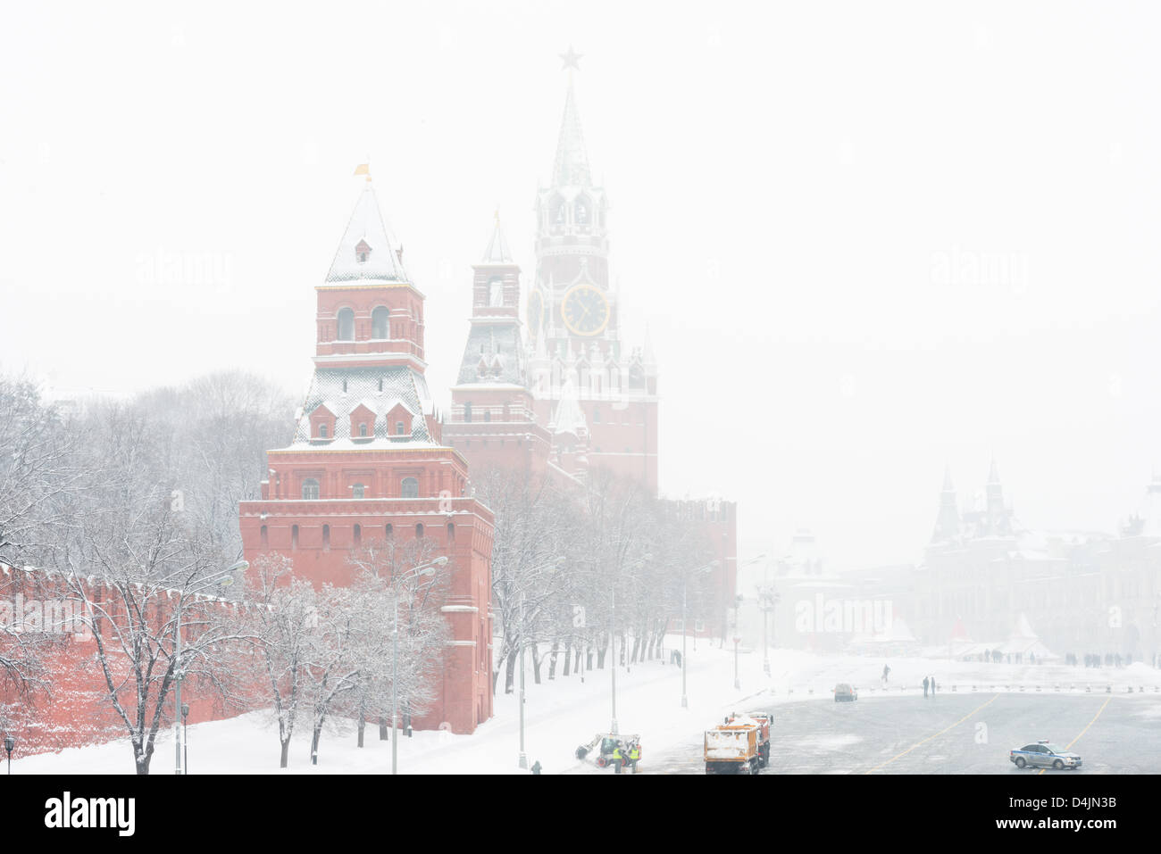 Mosca, Russia. Il 15 marzo 2013. Traverse di Mosca per la più grande nevicata di marzo in 50 anni. La neve sulla Piazza Rossa, Marzo 15, 2013. Credito: Alyaksandr Stzhalkouski / Alamy Live News Foto Stock