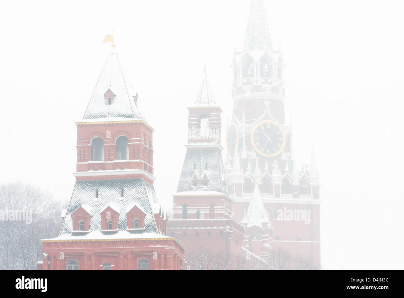 Mosca, Russia. Il 15 marzo 2013. Traverse di Mosca per la più grande nevicata di marzo in 50 anni. La neve sulla Piazza Rossa, Marzo 15, 2013. Credito: Alyaksandr Stzhalkouski / Alamy Live News Foto Stock
