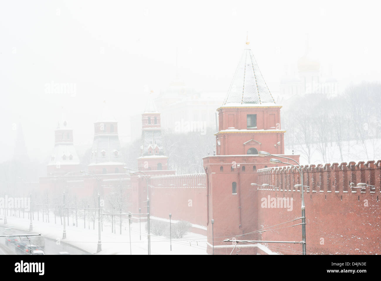 Mosca, Russia. Il 15 marzo 2013. Traverse di Mosca per la più grande nevicata di marzo in 50 anni. La neve sulla Piazza Rossa, Marzo 15, 2013. Credito: Alyaksandr Stzhalkouski / Alamy Live News Foto Stock