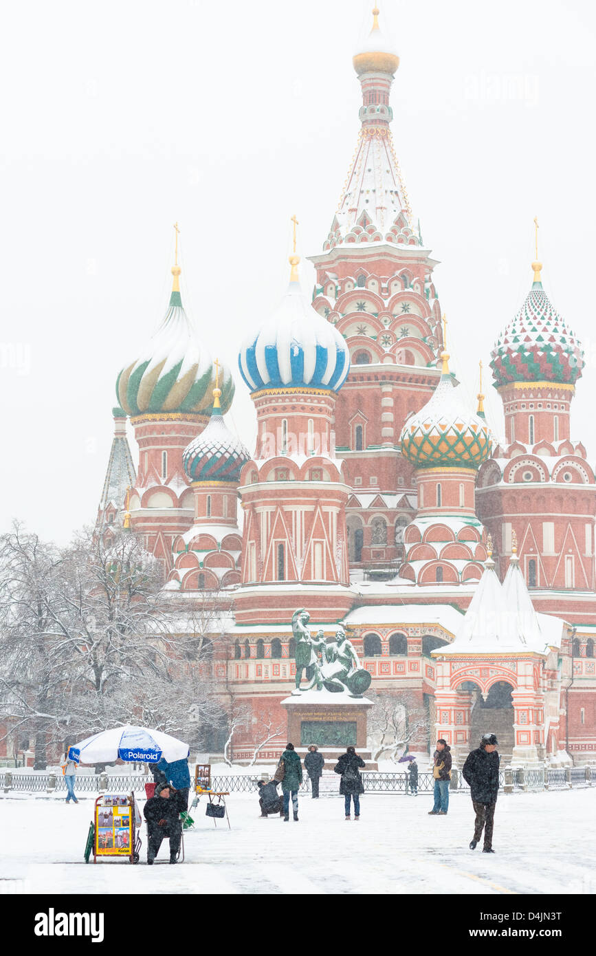 Mosca, Russia. Il 15 marzo 2013. Traverse di Mosca per la più grande nevicata di marzo in 50 anni. La neve sulla Piazza Rossa, Marzo 15, 2013. Credito: Alyaksandr Stzhalkouski / Alamy Live News Foto Stock