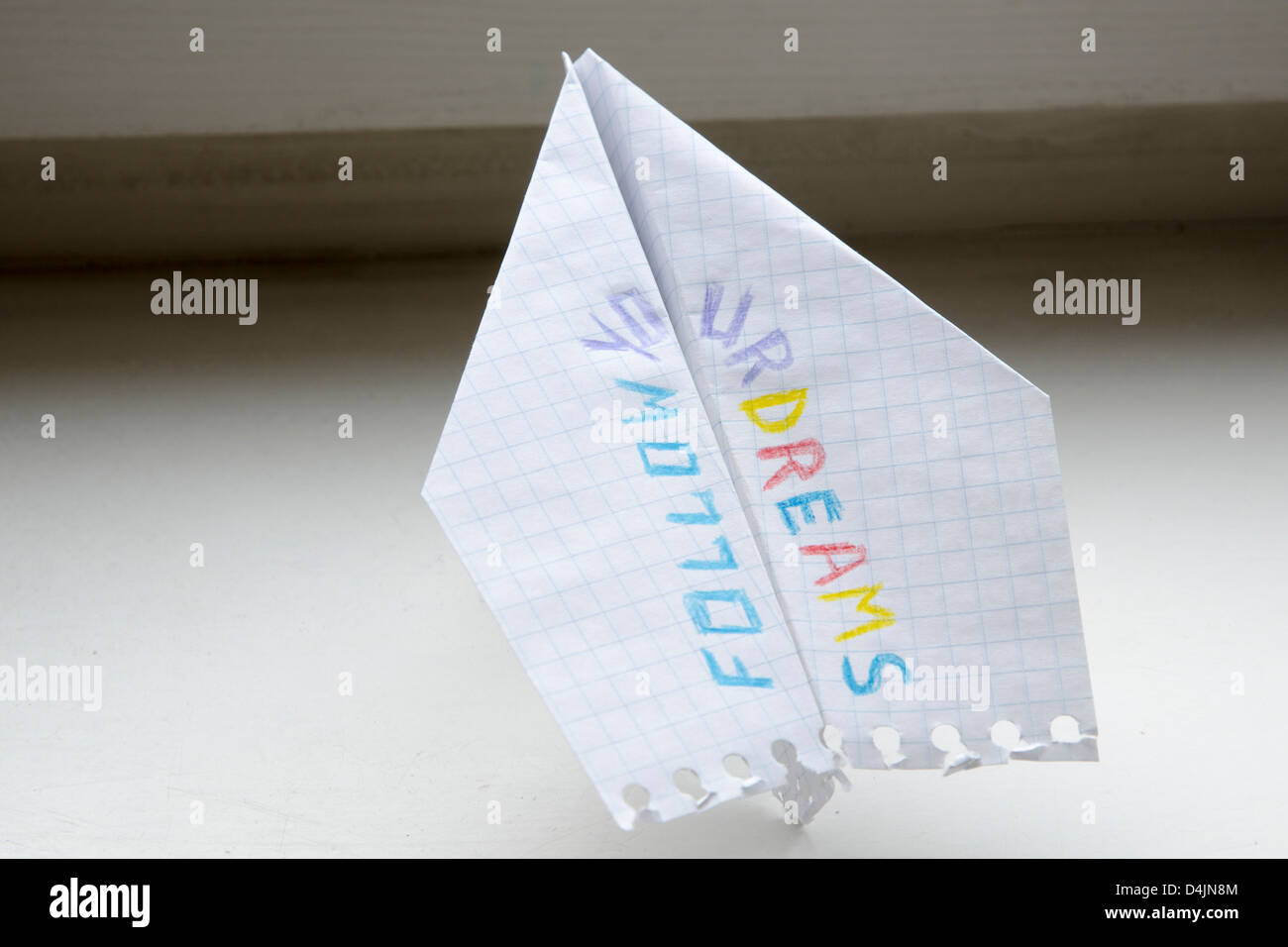 Aeroplano di carta pronto per iniziare a seguire i tuoi sogni frase Foto Stock