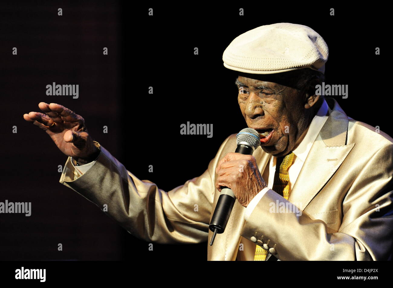 Il cantante Reynaldo Creagh esegue presso il music show ?Il Bar a Buena Vista? Al Prinzregententheater di Monaco di Baviera, Germania, il 21 febbraio 2009. Il 91-anno-vecchio Creagh è uno di Cuba?s più famosi cantanti. La music show si svolge a Monaco di Baviera fino al 24 febbraio. Foto: Tobias Hase Foto Stock Il cantante Reynaldo Creagh esegue presso il music show ?Il Bar a Buena Vista? Al Prinzregententheater di Monaco di Baviera, Germania, il 21 febbraio 2009. Il 91-anno-vecchio Creagh è uno di Cuba?s più famosi cantanti. La music show si svolge a Monaco di Baviera fino al 24 febbraio. Foto: Tobias Hase Foto Stock