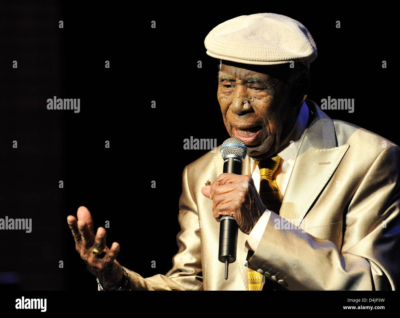 Il cantante Reynaldo Creagh esegue presso il music show ?Il Bar a Buena Vista? Al Prinzregententheater di Monaco di Baviera, Germania, il 21 febbraio 2009. Il 91-anno-vecchio Creagh è uno di Cuba?s più famosi cantanti. La music show si svolge a Monaco di Baviera fino al 24 febbraio. Foto: Tobias Hase Foto Stock Il cantante Reynaldo Creagh esegue presso il music show ?Il Bar a Buena Vista? Al Prinzregententheater di Monaco di Baviera, Germania, il 21 febbraio 2009. Il 91-anno-vecchio Creagh è uno di Cuba?s più famosi cantanti. La music show si svolge a Monaco di Baviera fino al 24 febbraio. Foto: Tobias Hase Foto Stock