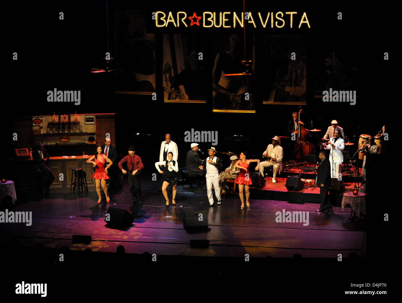Ballerini e musicisti eseguire presso il music show ?Il Bar a Buena Vista? Al Prinzregententheater di Monaco di Baviera, Germania, il 21 febbraio 2009. Il 91-anno-vecchio Creagh è uno di Cuba?s più famosi cantanti. La music show si svolge a Monaco di Baviera fino al 24 febbraio. Foto: Tobias Hase Foto Stock Ballerini e musicisti eseguire presso il music show ?Il Bar a Buena Vista? Al Prinzregententheater di Monaco di Baviera, Germania, il 21 febbraio 2009. Il 91-anno-vecchio Creagh è uno di Cuba?s più famosi cantanti. La music show si svolge a Monaco di Baviera fino al 24 febbraio. Foto: Tobias Hase Foto Stock