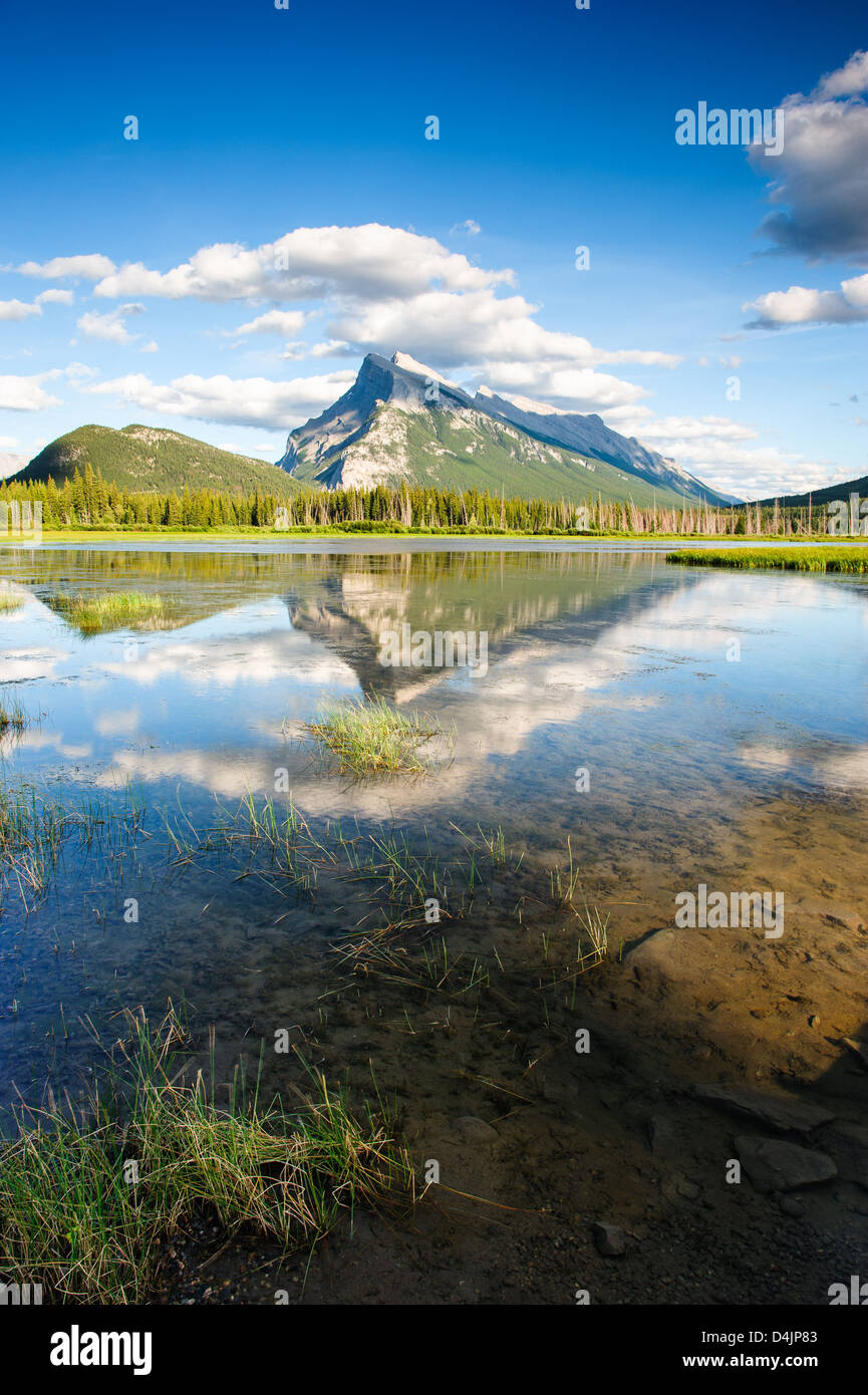 Mount Rundle con cielo blu che riflette in laghi Vermiglio presso il parco nazionale di Banff, Alberta Canada Foto Stock