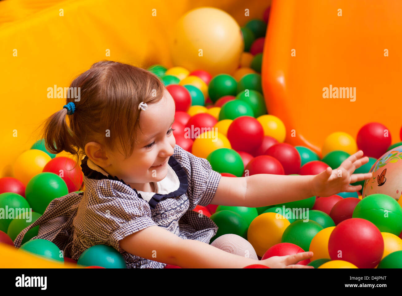 Bambina sulla diapositiva giochi ridere Foto Stock