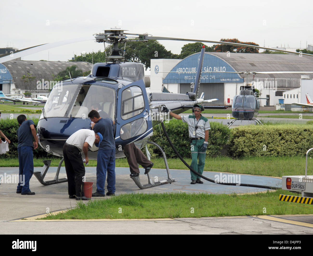 Un elicottero è rifornito di combustibile e puliti in un aeroporto in Sao Paulo, Brasile, nel gennaio 2009. Quando nulla si muove durante le ore di punta, chi ha il denaro interruttore per l'aria taxi in Brasile?s cuore economico. Sao Paulo è considerata la città della maggior parte dei taxi in elicottero e campi di aviazione. Foto: Helmut Reuter Foto Stock