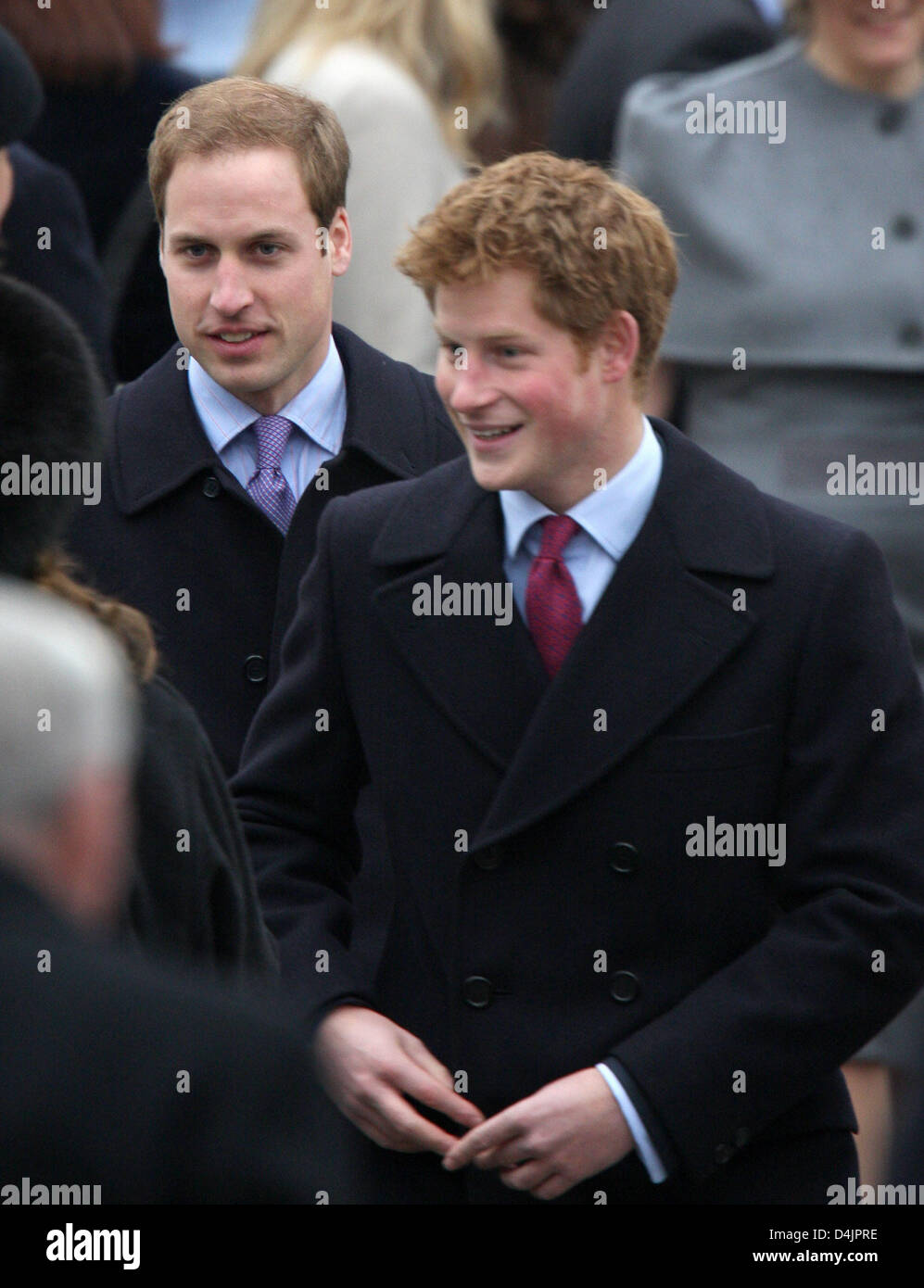 British Prince William (L) e il principe Harry frequentare lo scoprimento della Regina Madre Memorial lungo il Mall a Londra, in Gran Bretagna, 24 febbraio 2009. Tre generazioni della famiglia reale si sono riuniti per la cerimonia. Scultore Philip Jackson ha creato il monumento in memoria di regina madre, morto nel 2002 a 101 anni. Foto: Patrick van Katwijk Foto Stock