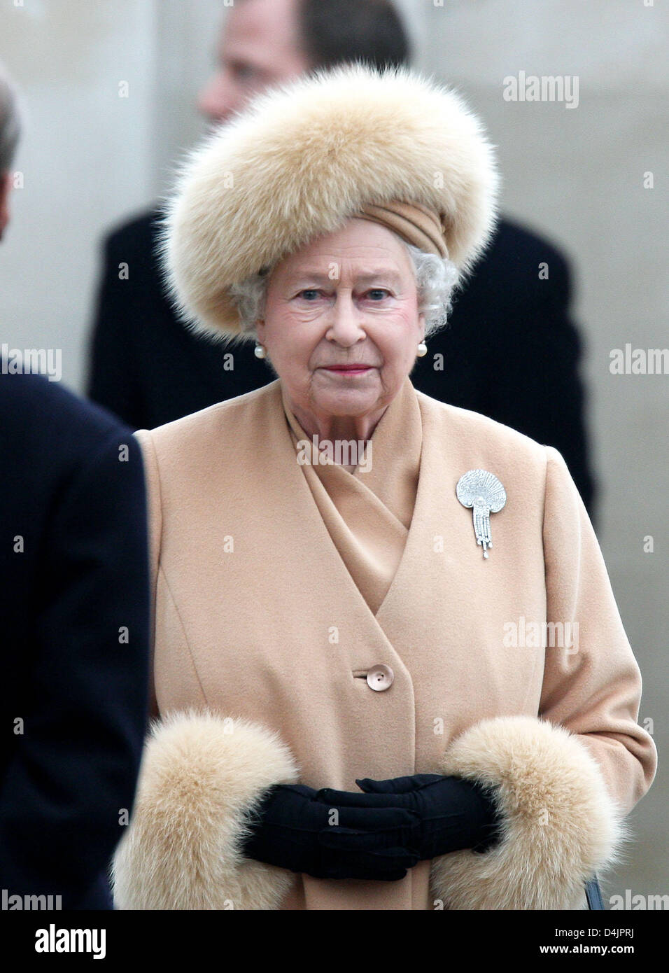 Queen Elizabeth II. assiste lo scoprimento della Regina Madre Memorial lungo il Mall a Londra, in Gran Bretagna, 24 febbraio 2009. Tre generazioni della famiglia reale si sono riuniti per la cerimonia, compresi i Principi William e Harry. Scultore Philip Jackson ha creato il monumento in memoria di regina madre, morto nel 2002 a 101 anni. Foto: Patrick van Katwijk Foto Stock