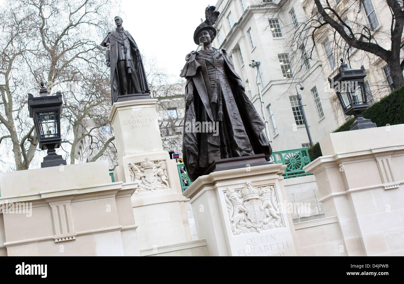 La statua della regina madre è raffigurato lungo il Mall a Londra, in Gran Bretagna, 24 febbraio 2009. Tre generazioni della famiglia reale si sono riuniti per la cerimonia, compresi i Principi William e Harry. Scultore Philip Jackson ha creato il monumento in memoria di regina madre, morto nel 2002 a 101 anni. Foto: Patrick van Katwijk Foto Stock