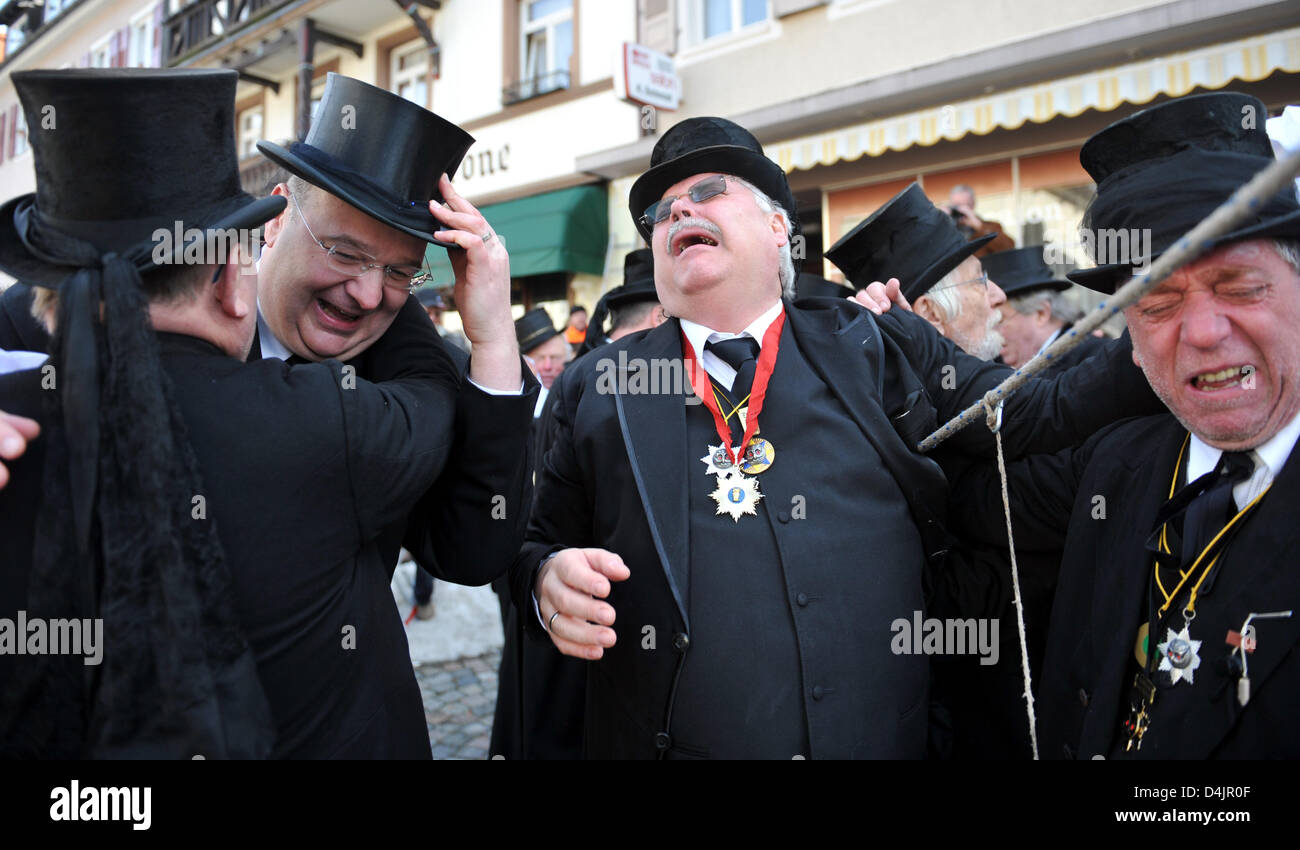 Membri del riciclaggio di denaro guild Wolfach piangono la fine del carnevale a Wolfach, Germania, 25 febbraio 2009. Diverse centinaia di spettatori hanno seguito la tradizionale consuetudine che si terrà alla fine della stagione di carnevale. Foto: Patrick seeger Foto Stock