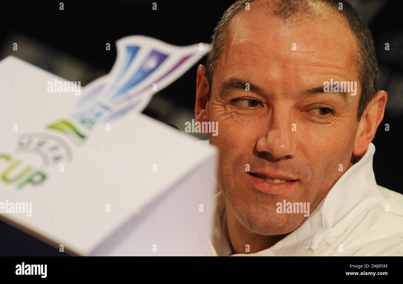 Capo allenatore del club francese Parigi St. Germain, Paul le Guen illustrato nel corso di una conferenza stampa a Wolfsburg, Germania, 25 febbraio 2009. Club tedesco VfL Wolfsburg sarà rivolto verso Parigi St. Germain in Coppa UEFA lo scorso 32 seconda gamba corrisponde il 26 febbraio 2009. Foto: JOCHEN LUEBKE Foto Stock