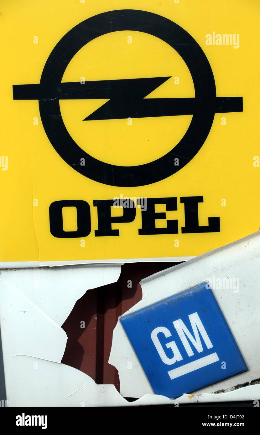 Un logo GM rotto un logo Opel in foto di Herne, Germania, 25 febbraio 2009. Casa costruttrice tedesca Opel mira a rompere lontano dalla sua società madre General Motors (GM). Opel?s management vede il futuro di Opel in un giuridicamente indipendenti unità di business secondo un piano di salvataggio ha portato avanti il 27 febbraio il consiglio di sorveglianza di Adam Opel Ltd. Foto: FEDERICO GAMBARINI Foto Stock