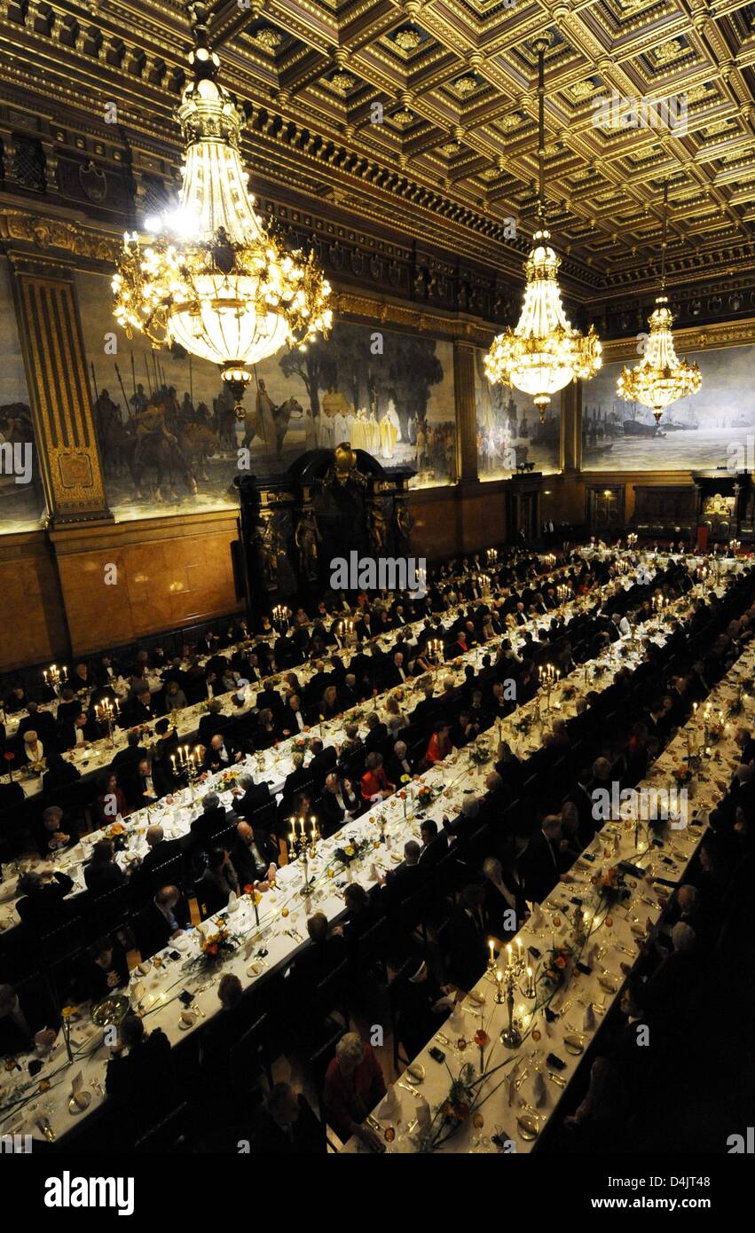 Il festively alit Great Hall di Amburgo?s Town Hall visto durante il tradizionale pasto Matthiae ad Amburgo, Germania, 27 febbraio 2009. Il mondo?s più antica festa si svolge dal 1356. Il cancelliere tedesco Angela Merkel e il Primo ministro polacco Donald Tusk assistere al pasto come questo anno?s gli ospiti d'onore. Foto: Maurizio Gambarini Foto Stock