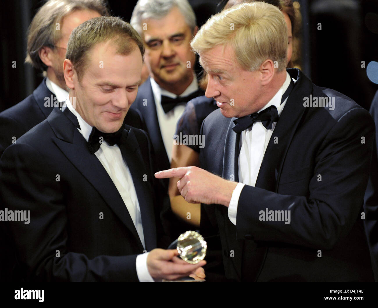 Ospite d'onore alla tradizionale Matthiae pasto, il Primo ministro polacco Donald Tusk (L), parla di Amburgo?s signore sindaco Ole VON BEUST presso il municipio di Amburgo, Germania, 27 febbraio 2009. Il mondo?s più antica festa si svolge dal 1356. Foto: Maurizio Gambarini Foto Stock