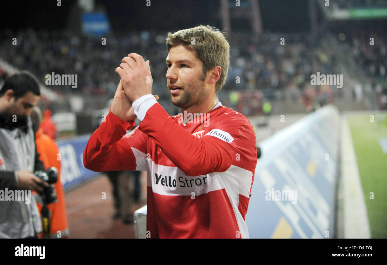 Stoccarda?s Thomas Hitzlsperger applaude dopo la Bundesliga soccer match SC Karlsruhe vs VfB Stoccarda al Wildparkstadion ?? A Karlsruhe, Germania, 01 marzo 2009. Foto: Uli Deck Foto Stock