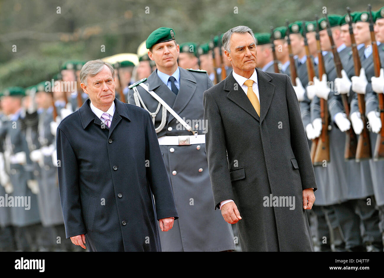 Il presidente tedesco Horst Koehler (L) accoglie il Presidente portoghese Anibal Cavaco Silva (R) con gli onori militari al Bellevue Palace a Berlino, Germania, 03 marzo 2009. Foto: GERO BRELOER Foto Stock