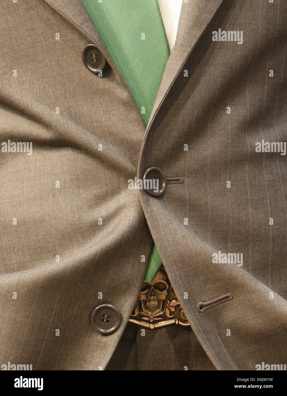 Arnold Schwarzenegger, Governour di U.S. Lo stato della California, indossa un cranio a forma di fibbia di cintura, visto durante il media briefing per la German-Californian ICT Business Summit durante il CeBIT 2009 Fiera di Hannover, Germania, 03 marzo 2009. A causa della crisi economica mondiale il numero degli espositori per il mondo?s più grande calcolatore trade show è notevolmente diminuito del 25 per cento Foto Stock