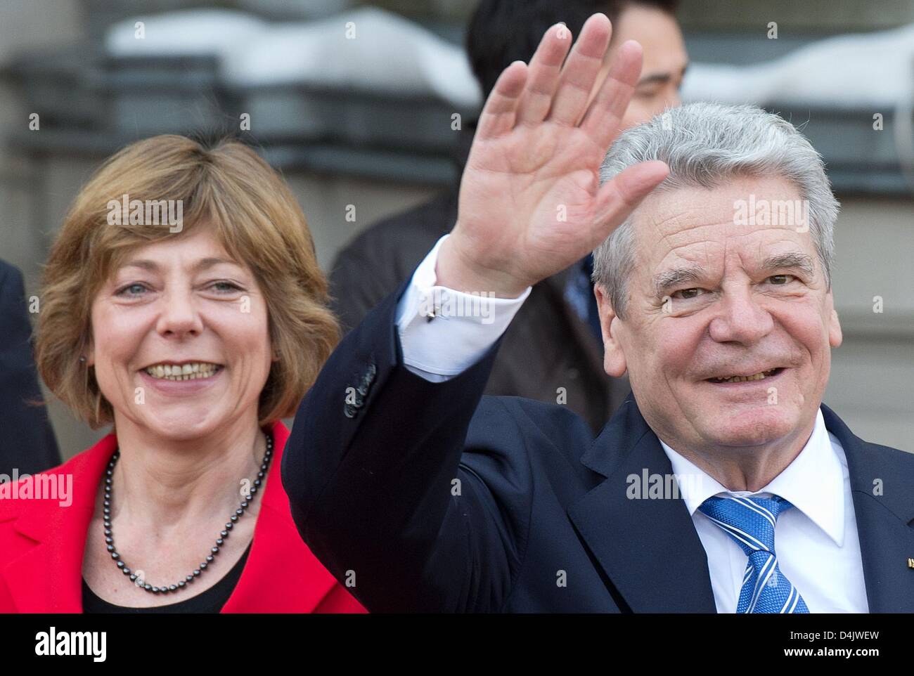 Il Presidente federale Joachim Gauck e la sua compagna Daniela Schadt arrivare a Wiesbaden, Germania, 15 marzo 2013. Per la sua prima visita ufficiale Gauck va alla città di Wiesbaden, Darmstadt, Francoforte e Haunau. Foto: BORIS ROESSLER Foto Stock