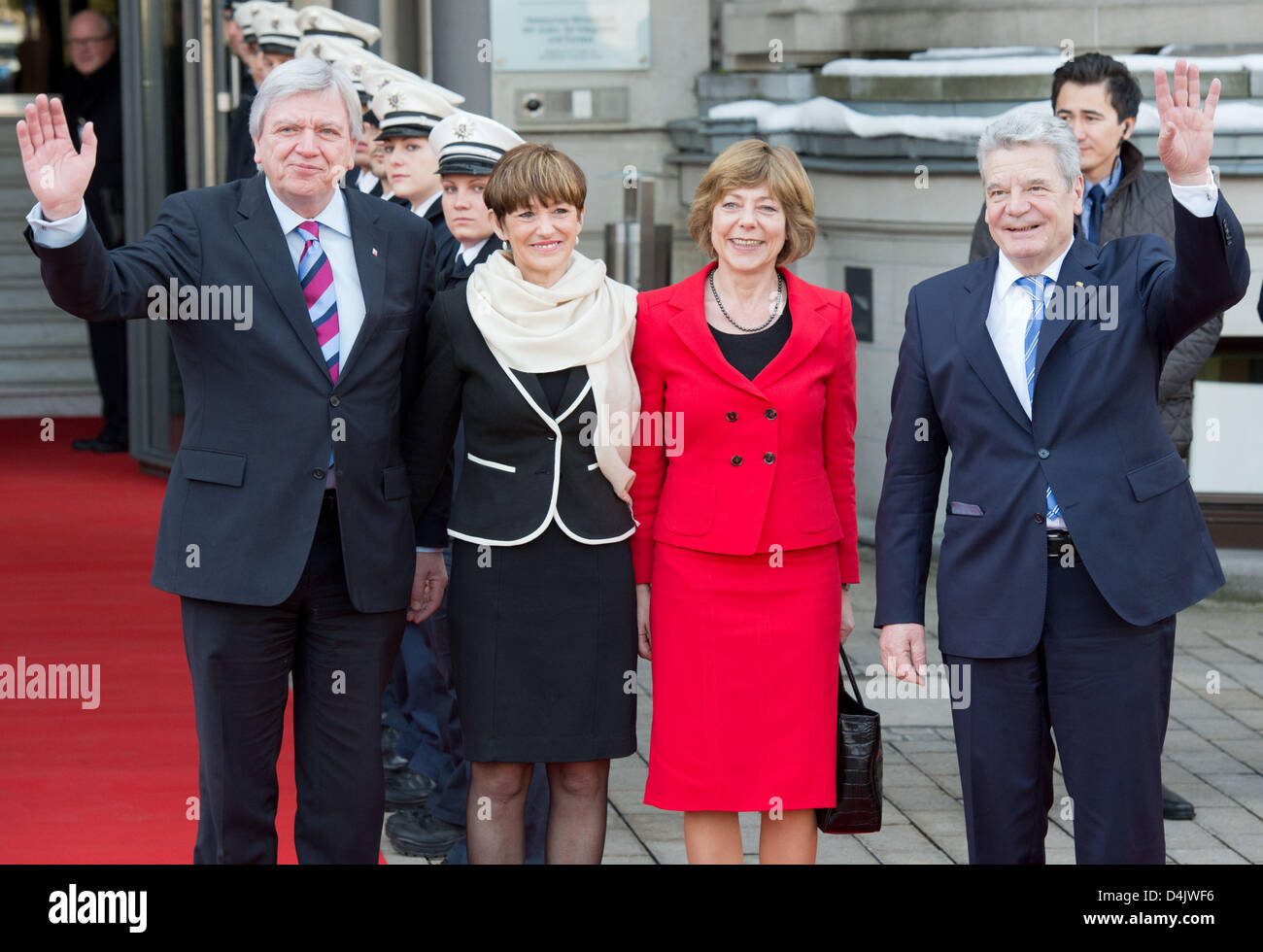 Il Presidente federale Joachim Gauck (R) e il suo partner Daniela Schadt sono accolti da Hesse del ministro presidente Volker Bouffier (CDU-L) e sua moglie Ursula (2-L) di Wiesbaden, Germania, 15 marzo 2013. Per la sua prima visita ufficiale Gauck va alla città di Wiesbaden, Darmstadt, Francoforte e Haunau. Foto: Boris Roessler Foto Stock