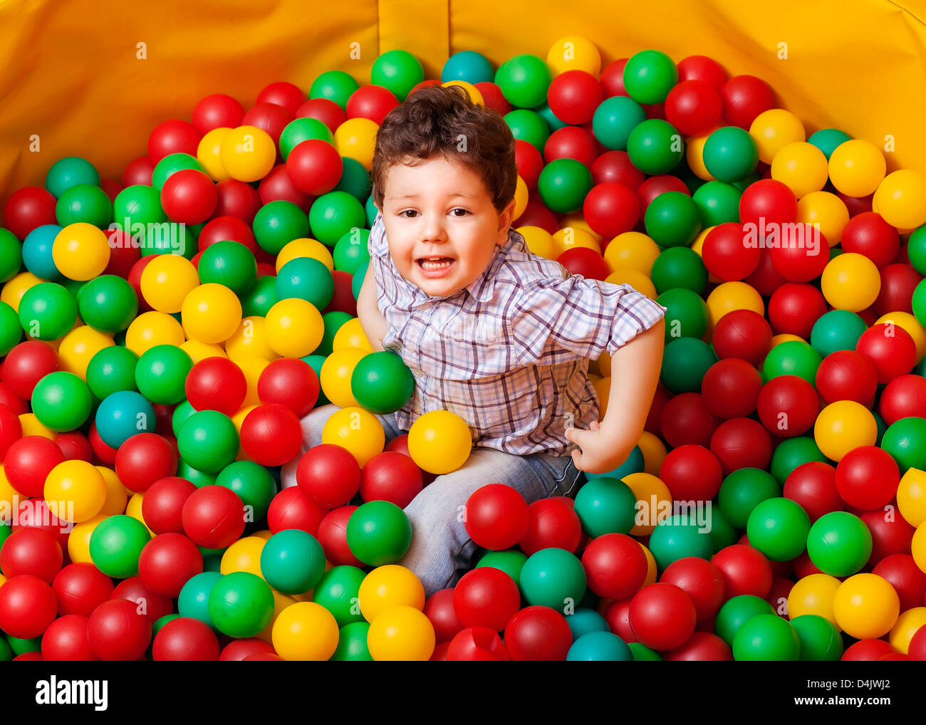 Bambini che giocano le sfere colorate Foto Stock