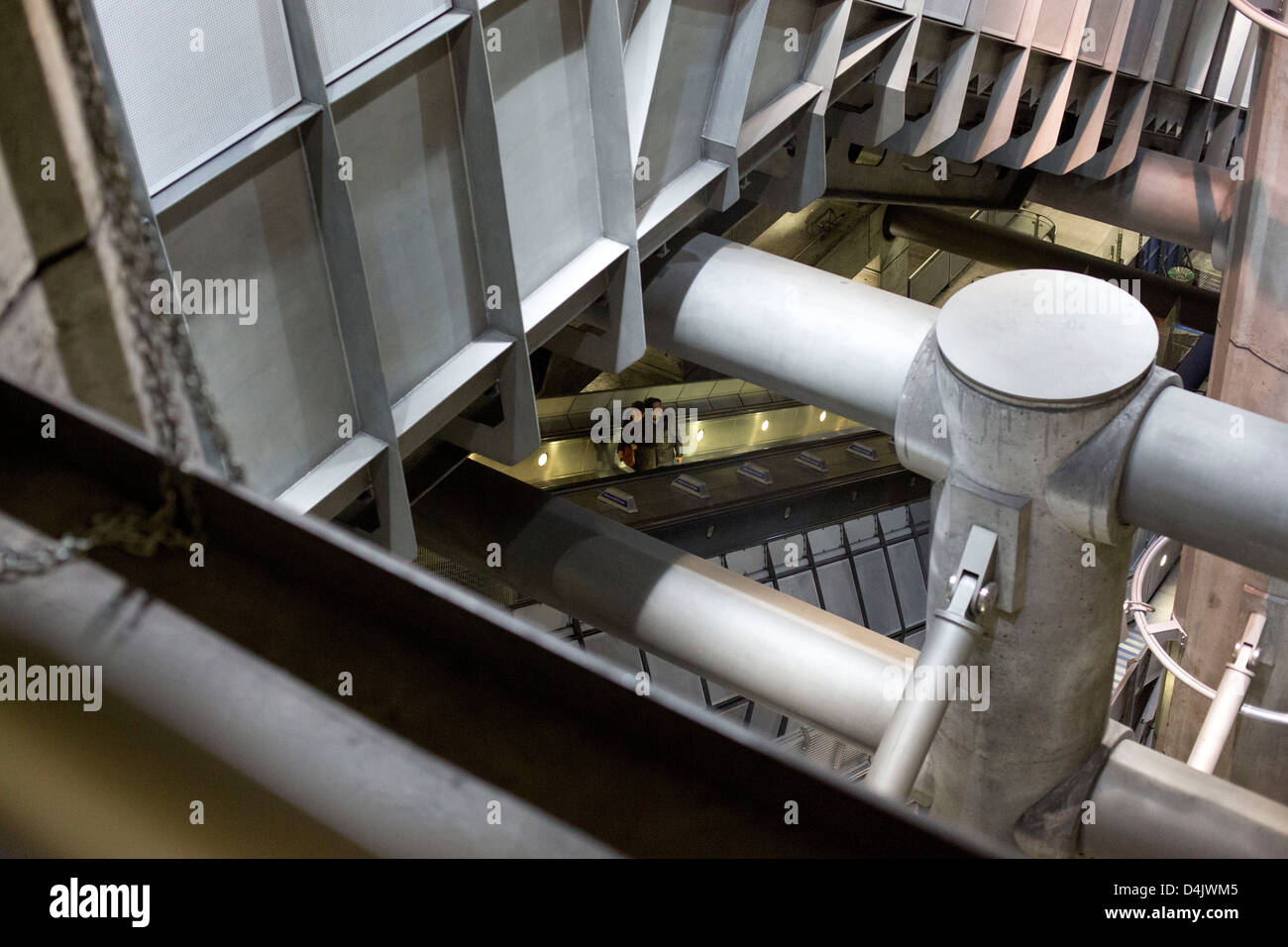 Dettaglio interno della stazione della metropolitana di Westminster Station l'architettura è un austero combinazione di cemento e acciaio inox - Foto Stock