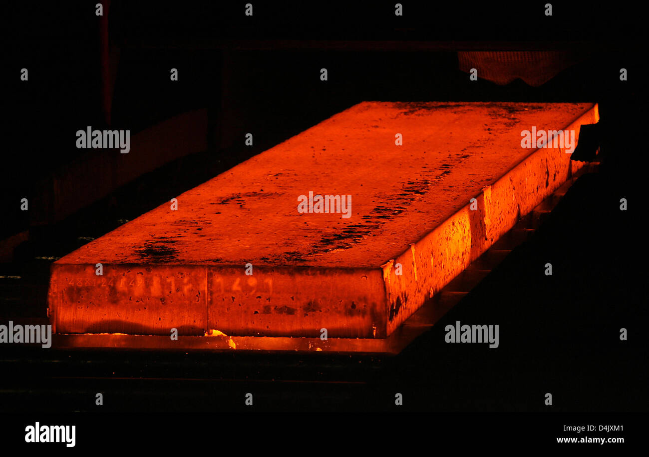 Le lastre vengono fresati per le bobine nella laminazione a caldo di ThyssenKrupp a Duisburg, Germania, 02 marzo 2009. Il macinato bobine vengono inoltre proceduto in una fresatura a freddo di lamiere sottili usati a.o. nell'industria automobilistica. Foto: Roland Weihrauch Foto Stock