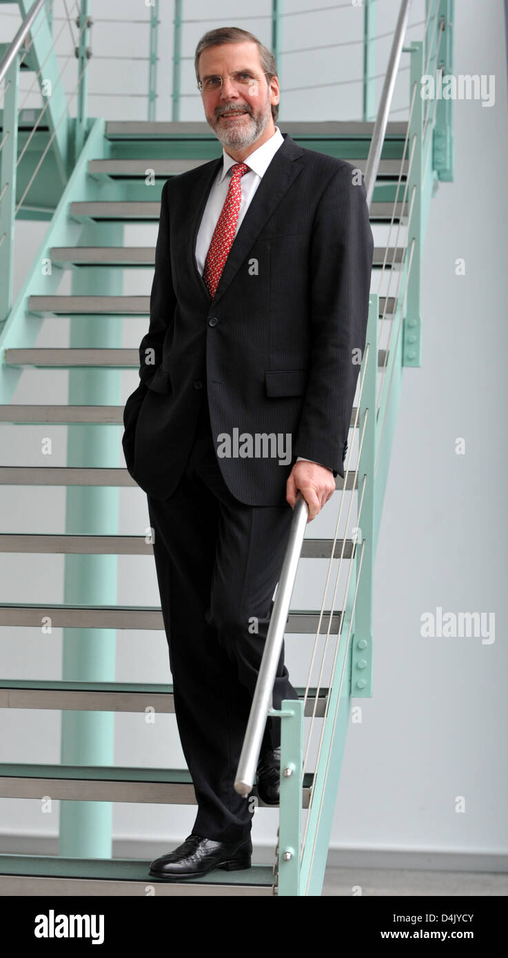 Volker Heuer, CEO di motore diesel gruppo Tognum ?AG?, pone di fronte a un modello di motore al valore MTU pianta genitore a Friedrichshafen, Germania, 10 marzo 2009. Signor Heuer ha parlato a un evento in occasione del centesimo anniversario della MTU, Togum?s divisione importante. Heuer ha detto che la crisi economica globale ha colpito Tognum in vari modi. Tognum AG è andato pubblico nel 2007. Foto: Patrick Seeger Foto Stock