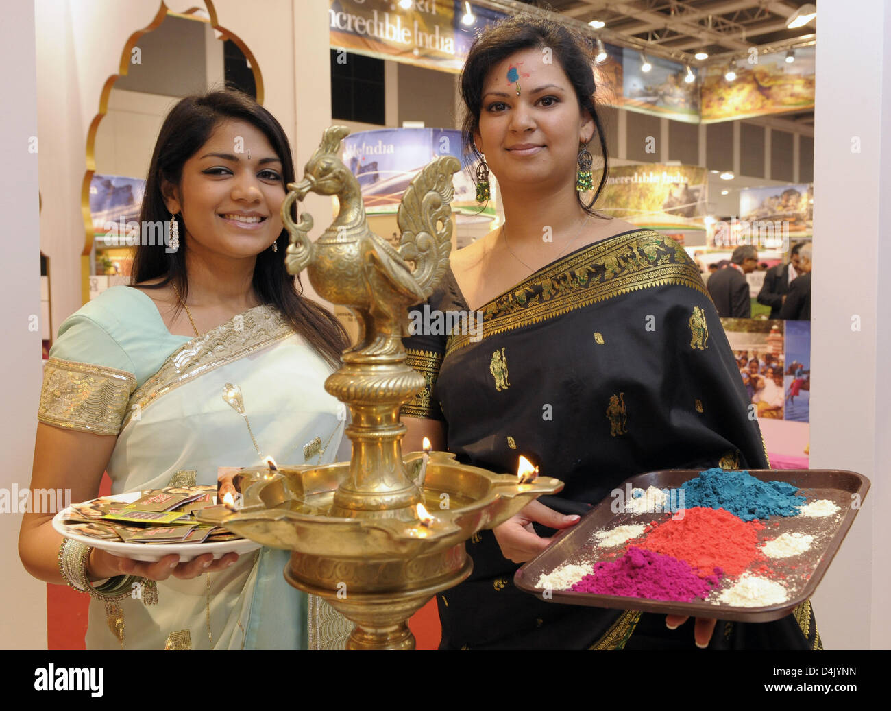 Le hostess Pamela (L) e Piya accolgono i visitatori presso lo stand dell'India durante la Borsa Internazionale del Turismo (ITB) Berlino, Germania, 11 marzo 2009. Il mondo?s più grande fiera di viaggio avviene dal 11 fino al 15 marzo 2009. Foto: SOEREN STACHE Foto Stock