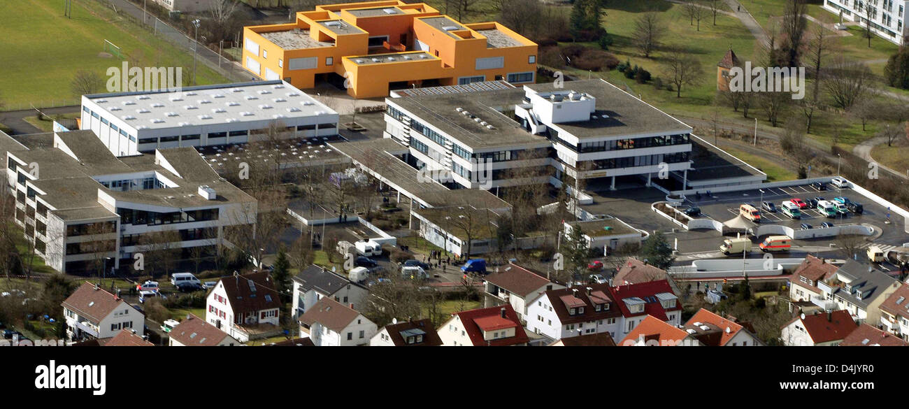 Veicoli ambulanza visto nella parte anteriore della scuola secondaria ?Albertville?, dove un rampage ripresa ha avuto luogo a Winnenden vicino a Stoccarda, Germania, 11 marzo 2009. Un 17-anno-vecchio pistolero shot 15 morti prima di essere ucciso dalla polizia. Tra le vittime vi sono nove gli studenti di età compresa tra i 14 e 15 e tre donne insegnanti della scuola secondaria. Mentre corri, il bambino ucciso anoth Foto Stock