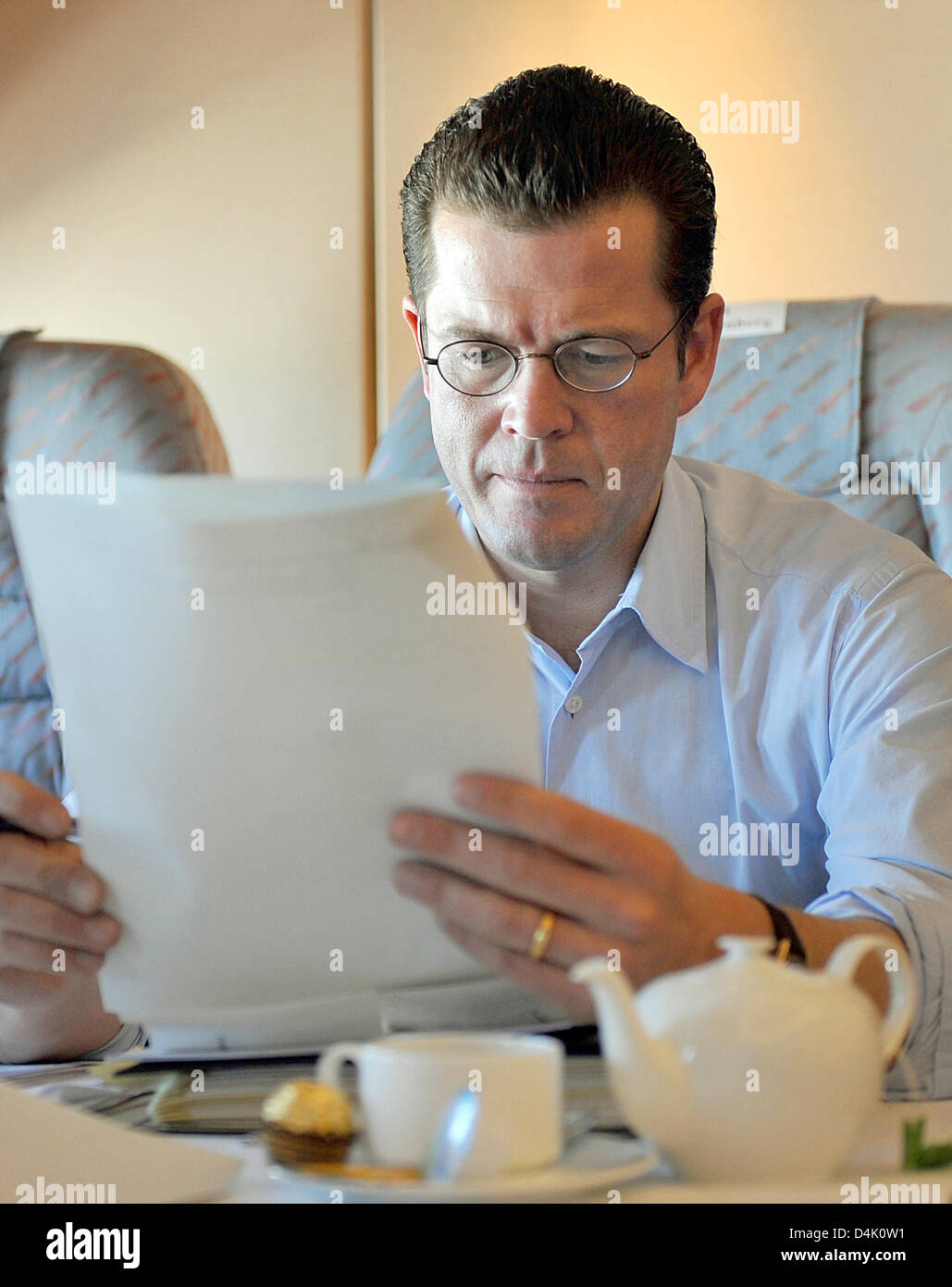 Economia tedesca il Ministro Karl-Theodor zu Guttenberg studi file tedesco di bordo Air force Airbus A310 portando lui a New York e Washington da Berlino, Germania, 15 marzo 2009. Zu Guttenberg visite negli Stati Uniti per tenere colloqui sul futuro di General Motors (GM) filiale Opel. Ci sarà un incontro di alta classifica GM e noi rappresentanti di governo. Foto: Gero Breloer Foto Stock