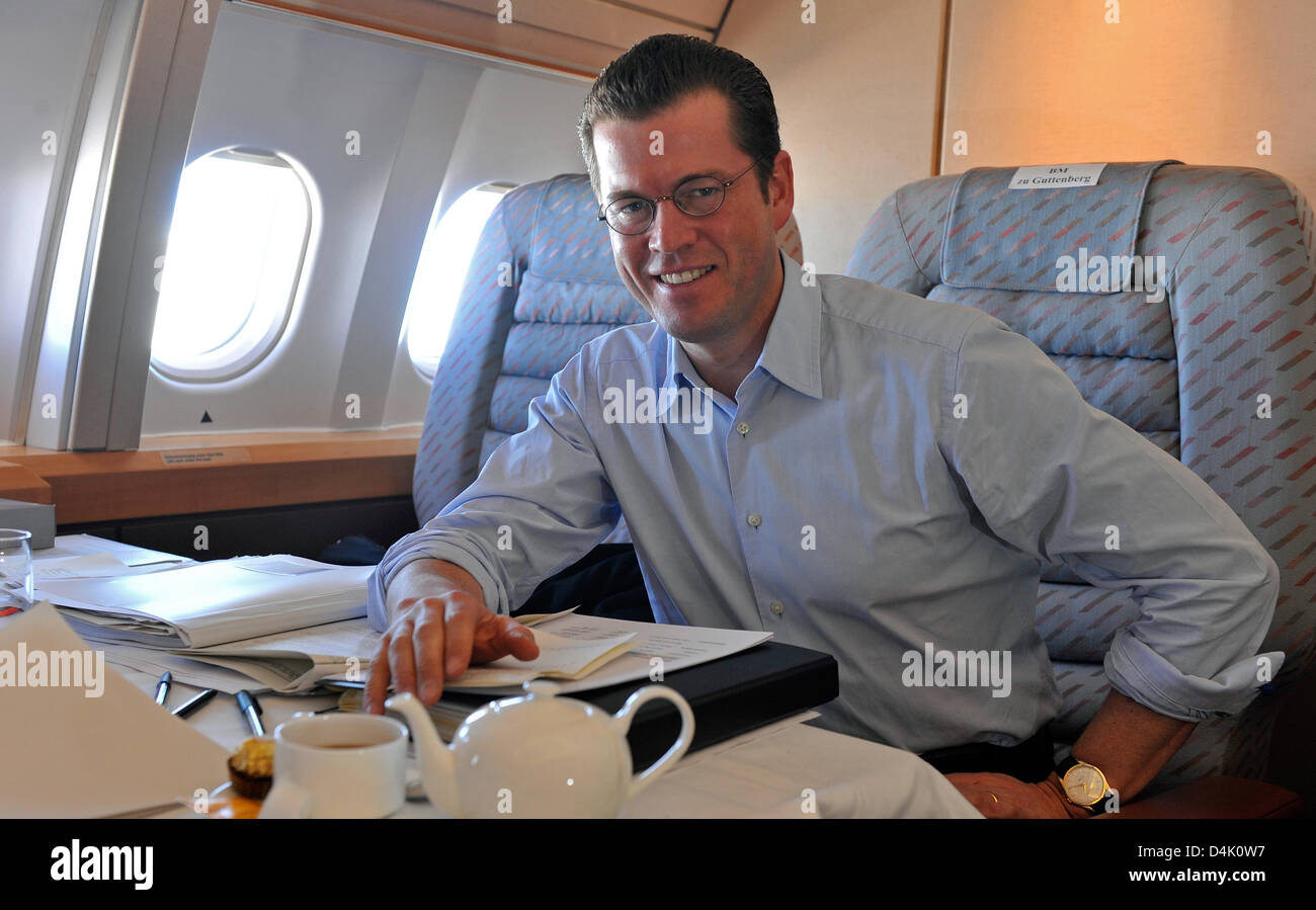 Economia tedesca il Ministro Karl-Theodor zu Guttenberg studi file tedesco di bordo Air force Airbus A310 portando lui a New York e Washington da Berlino, Germania, 15 marzo 2009. Zu Guttenberg visite negli Stati Uniti per tenere colloqui sul futuro di General Motors (GM) filiale Opel. Ci sarà un incontro di alta classifica GM e noi rappresentanti di governo. Foto: Gero Breloer Foto Stock