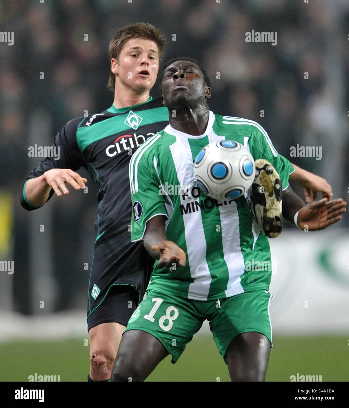 Werder Brema giocatore Sebastian Proedl (L) il sistema VIES per la palla con Bafetimbi Gomis come Saint-Etienne durante la Coppa UEFA ultimi sedici match di ritorno a stadio Geoffroy Guichard di Saint Etienne, Francia, 18 marzo 2009. Il gioco si è conclusa con un pareggio (2-2 con Brema qualifica per i quarti di finale. Foto: Carmen Jaspersen Foto Stock