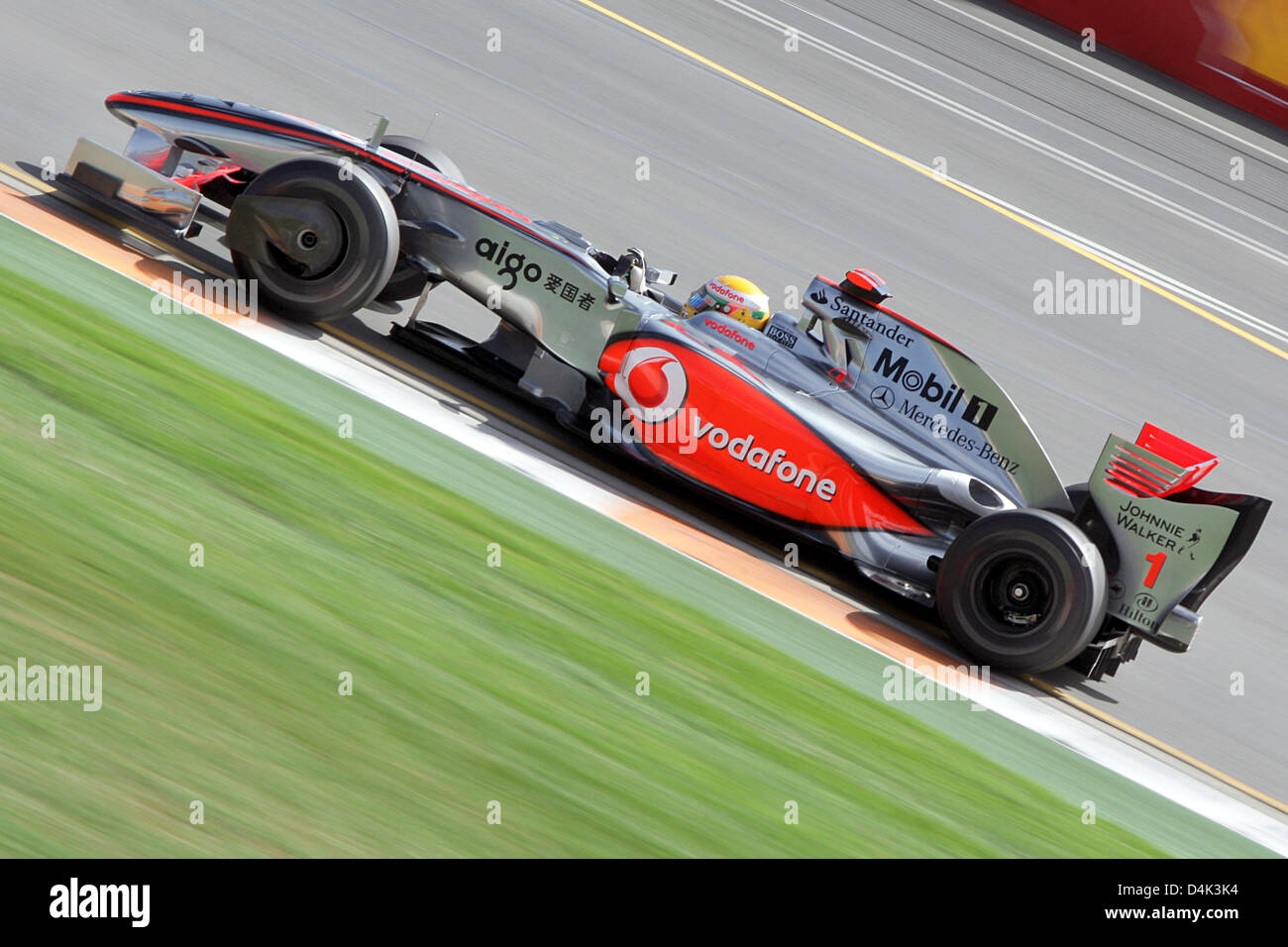 British pilota di Formula Uno Lewis Hamilton della McLaren Mercedes manzi la sua vettura durante la prima sessione di formazione all'Albert Park circuito di Melbourne, Australia, 27 marzo 2009. La Australian Formula One Grand Prix avrà luogo domenica 29 marzo. Foto: Jens Buettner Foto Stock