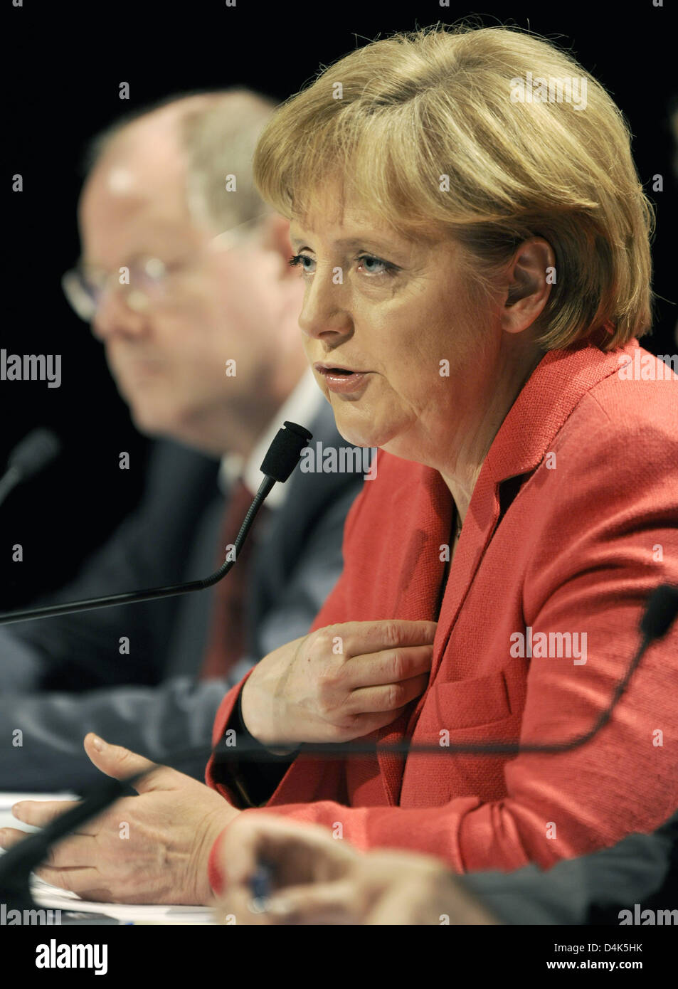 Il cancelliere tedesco Angela Merkel e il Ministro delle finanze tedesco Peer Steinbrueck parlare nel corso di una conferenza stampa tenutasi nell'ambito del vertice del G20 sui mercati finanziari ed economia mondiale a Londra, Regno Unito, 02 aprile 2009. I leader del mondo?s maggiori economie discusso un nuovo ordine dei mercati finanziari. Foto: Tim Brakemeier Foto Stock